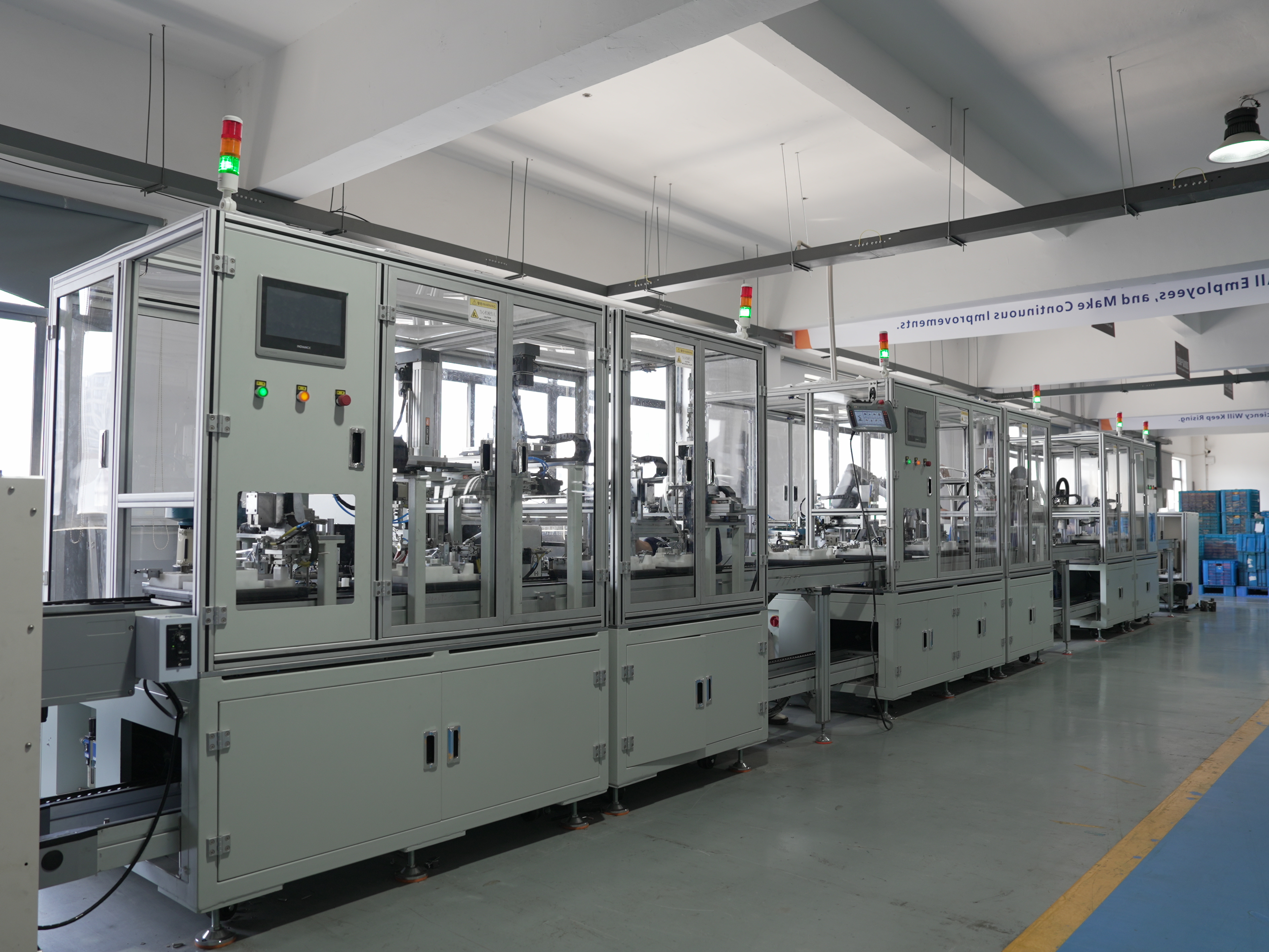Full-automatic assembly line for hand tools and compact cordless tools