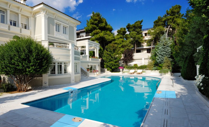 How to Maintain your swimming pool well ?