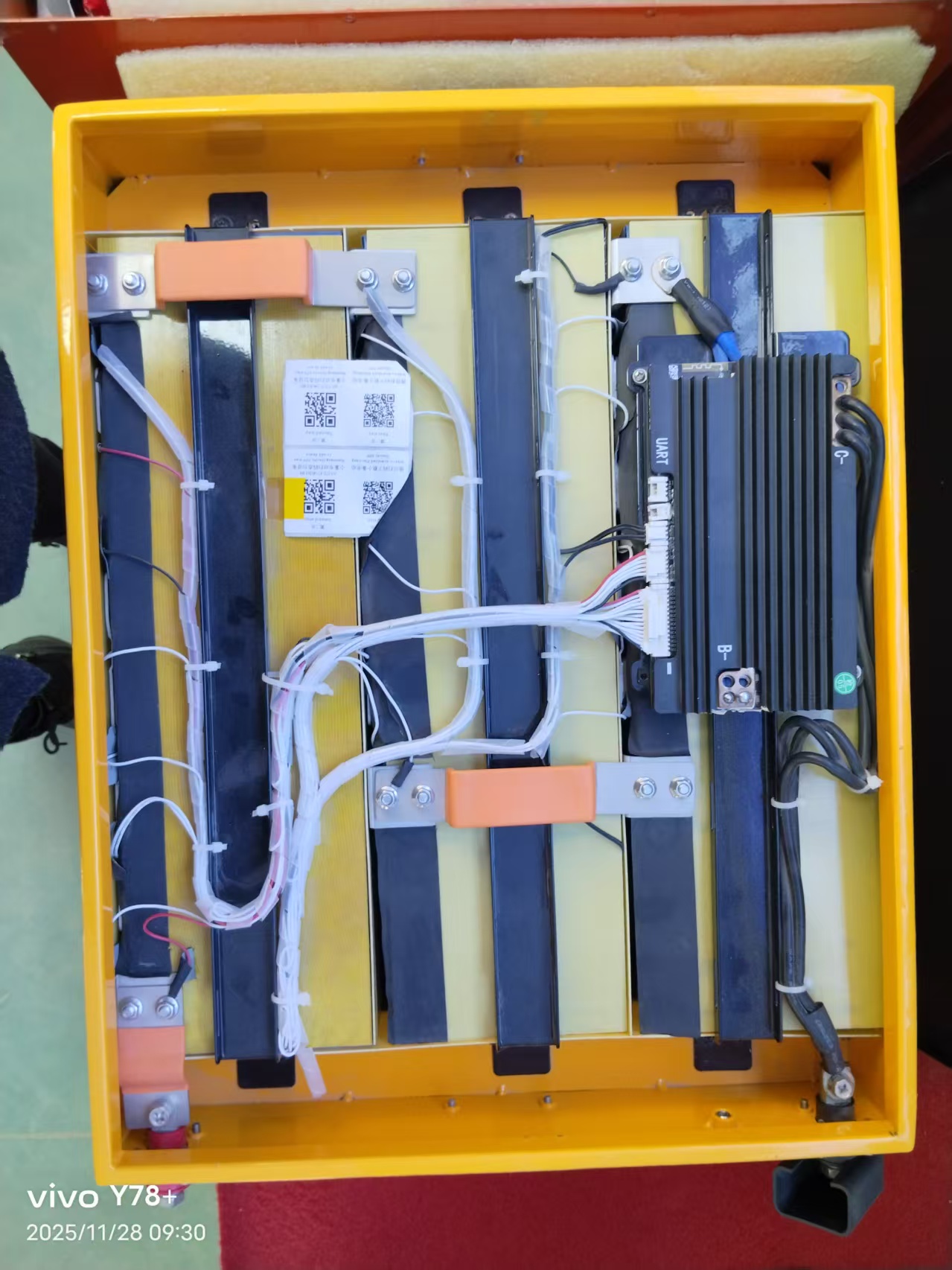 Internal structure and workmanship display of HAIYOU LiFePO4 battery showing cell layout and BMS protection