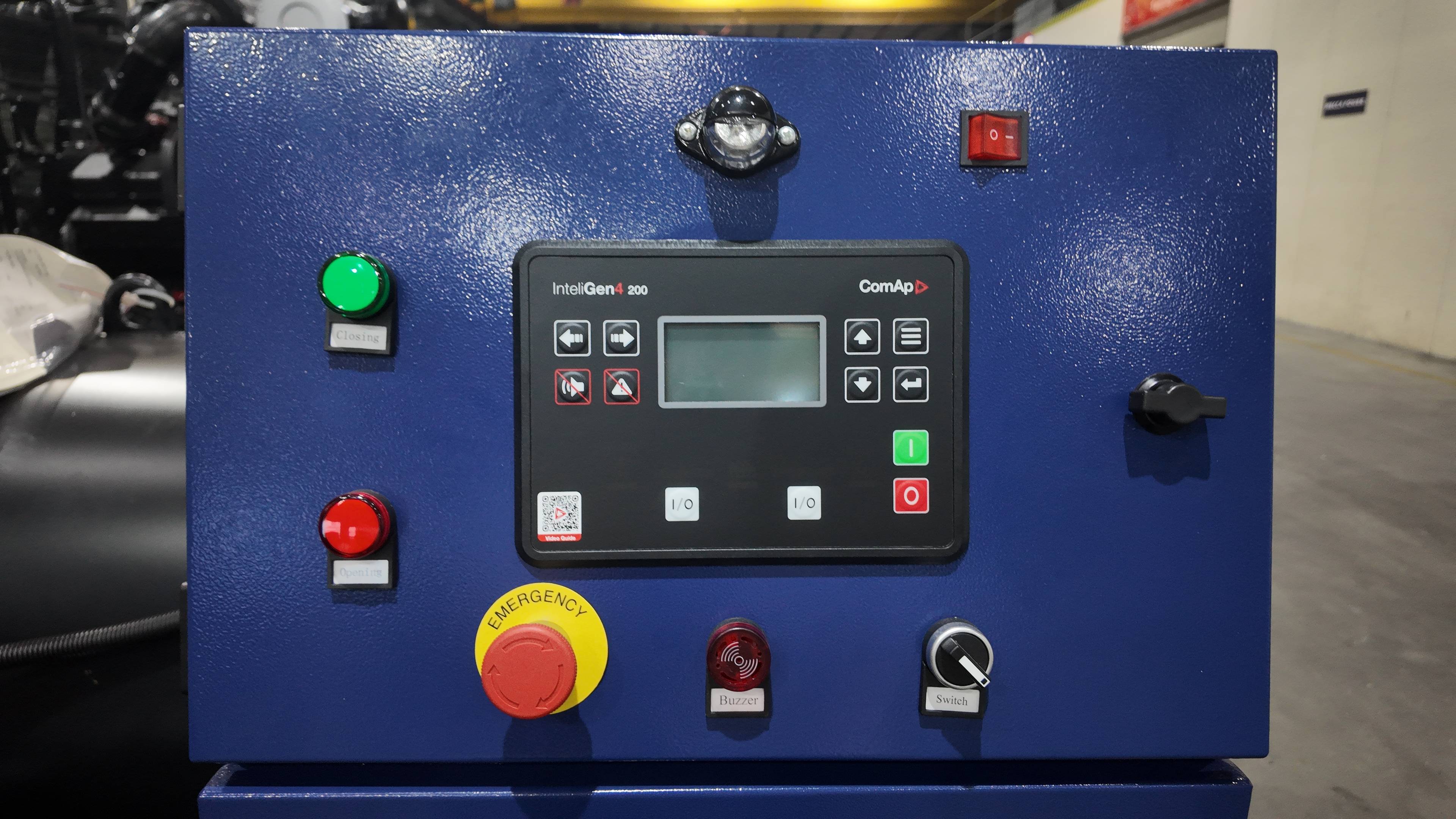 Generator control panel with intelligent monitoring and safety protection functions
