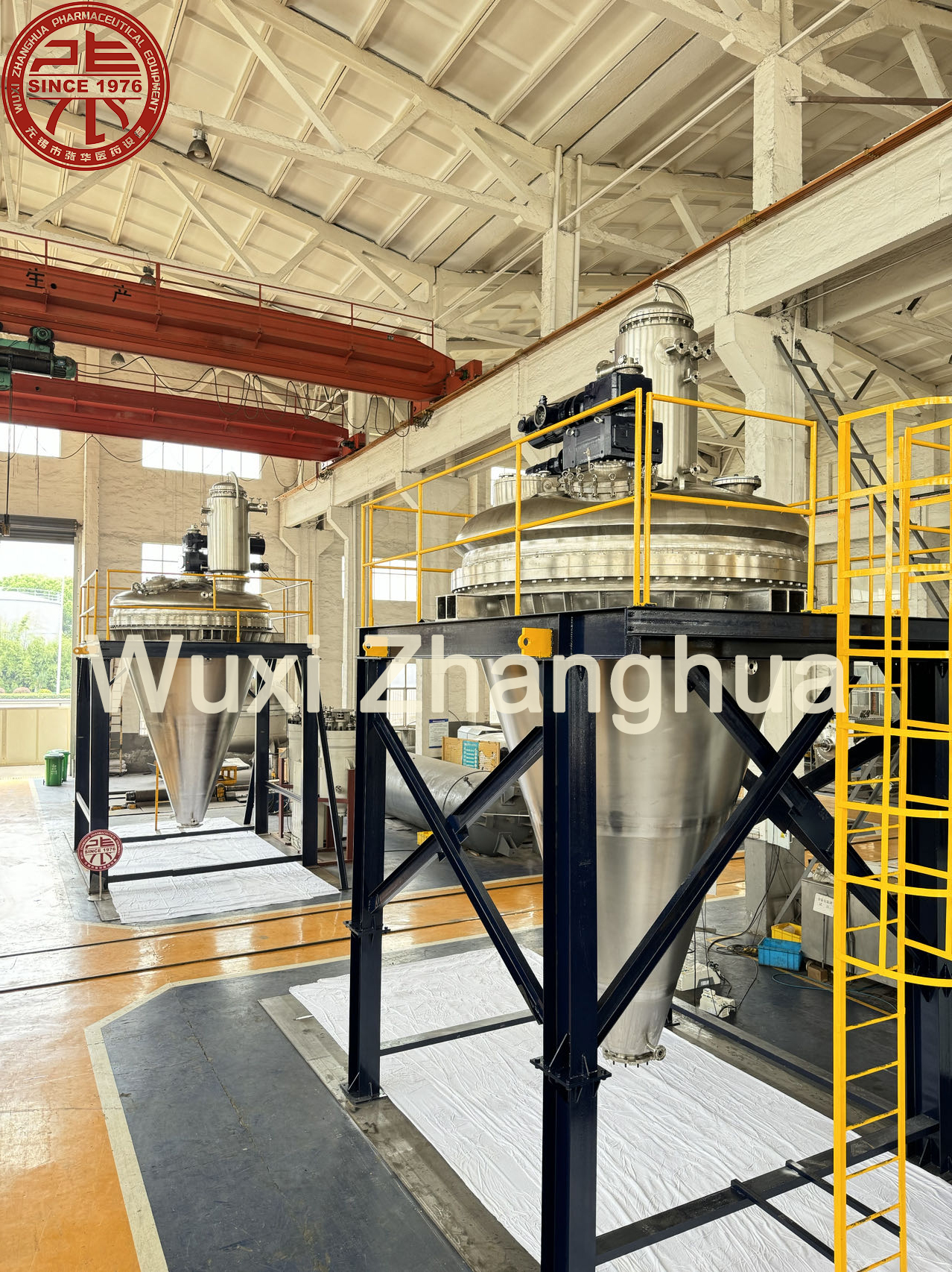 Conical vacuum dryer agitator ensuring uniform material heating