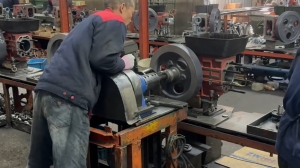 Equipment for tightening flywheel + cylinder head bolts