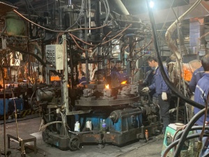 glassware producing machine