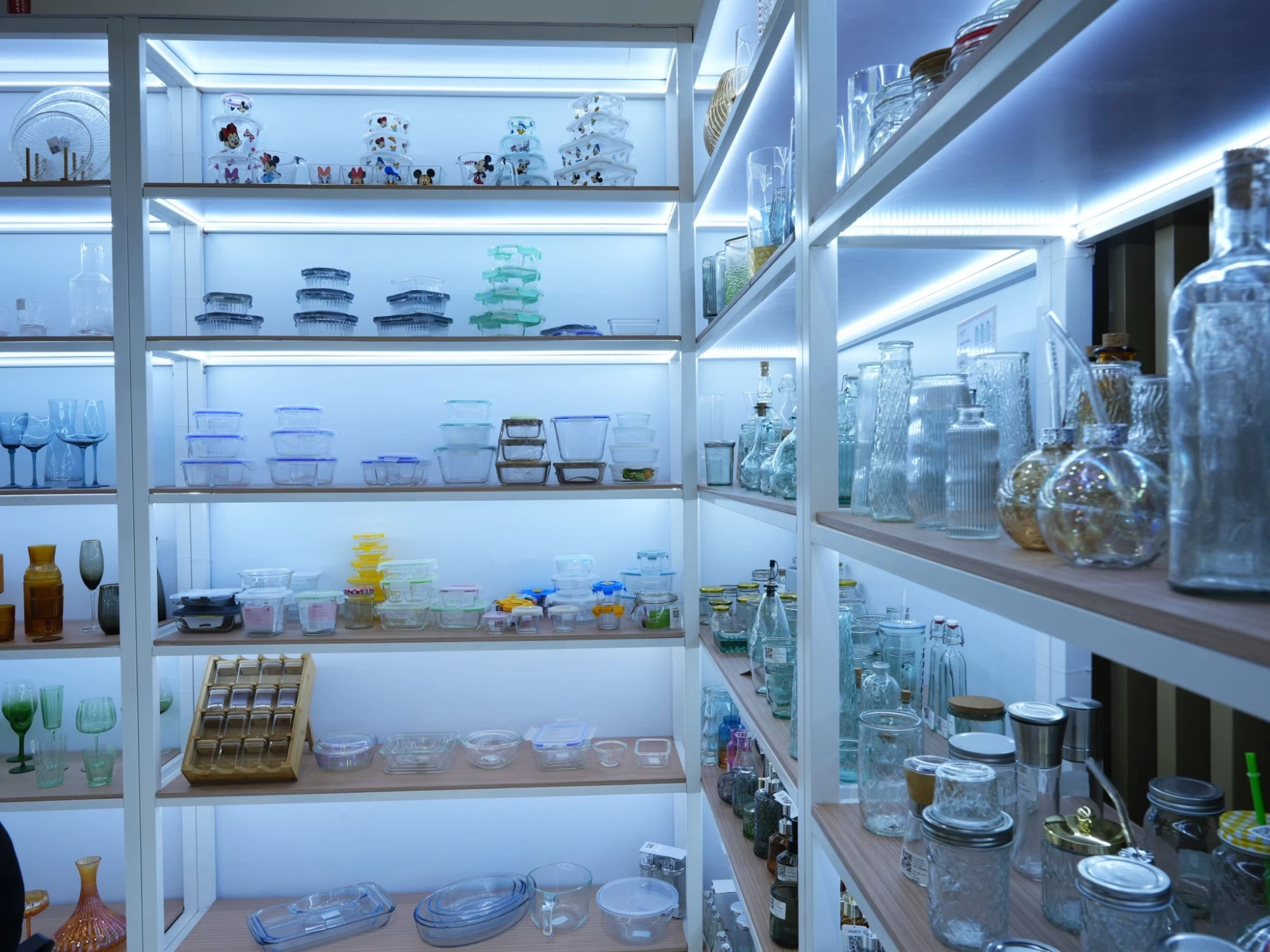 LAKOTTO Exhibition Hall showcasing various glassware