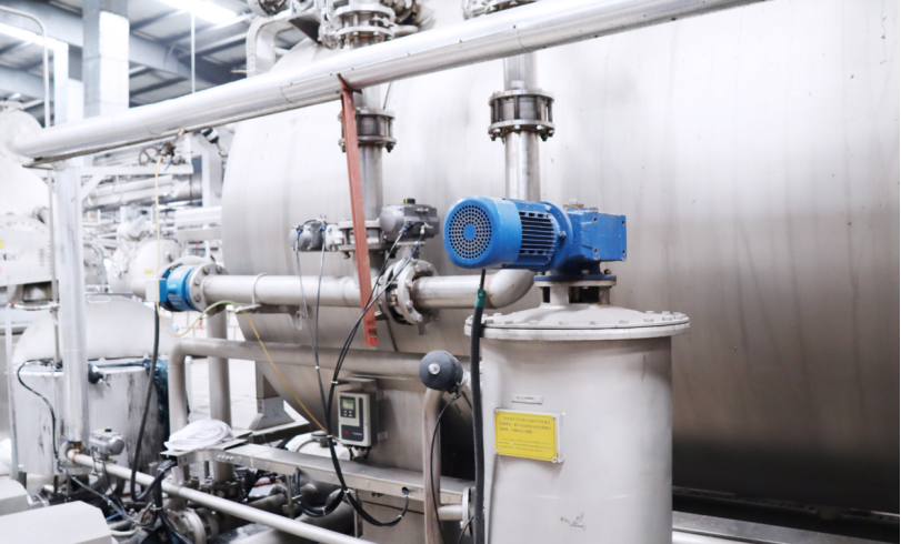 Dyeing machine in a textile line where reducers operate under high temperature, humidity and acid-base solvents