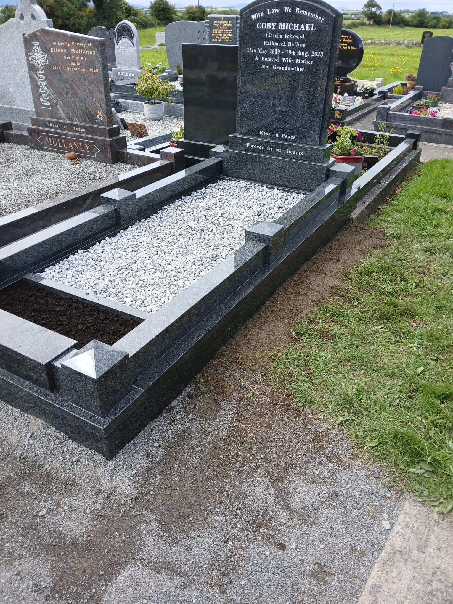 Indian Green Tombstone – Cemetery Outdoor Application Indian green granite tombstone in cemetery outdoor environment