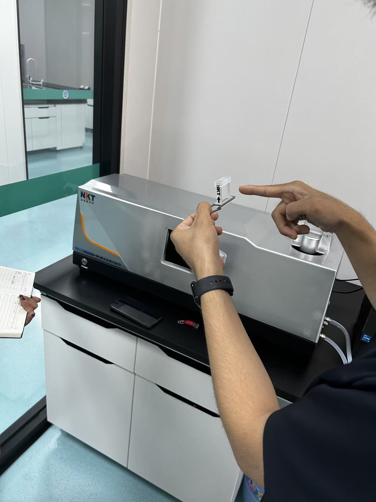 Particle size analyzer for papermaking chemical quality control