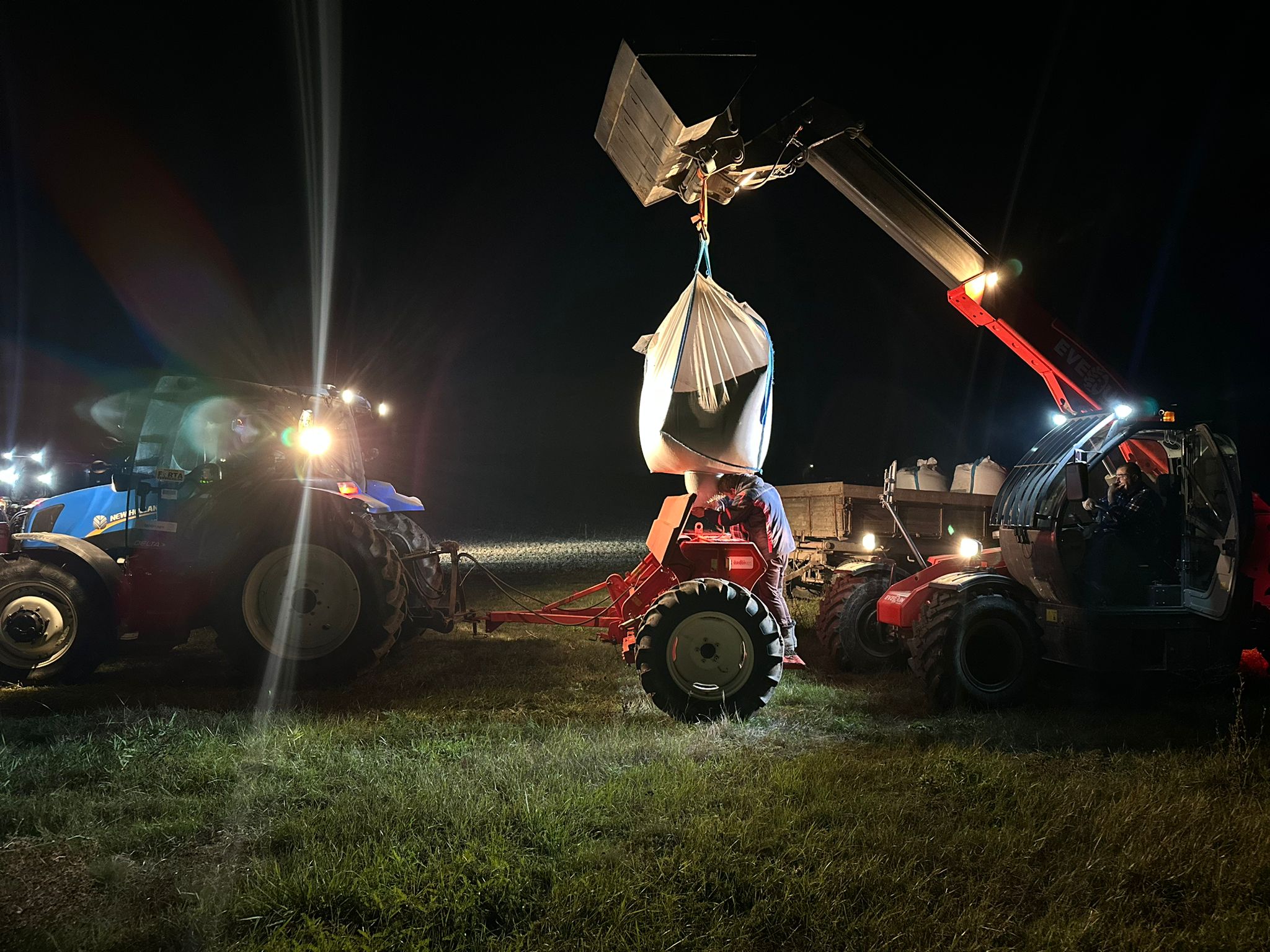 EVERUN wheel loader working in a European agricultural field