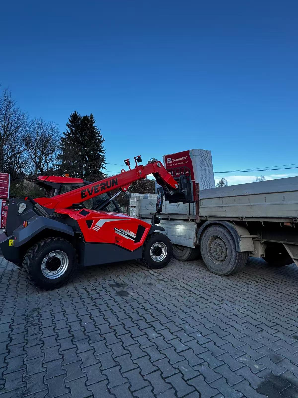 EVERUN compact wheel loader ERT2860 working on a municipal site