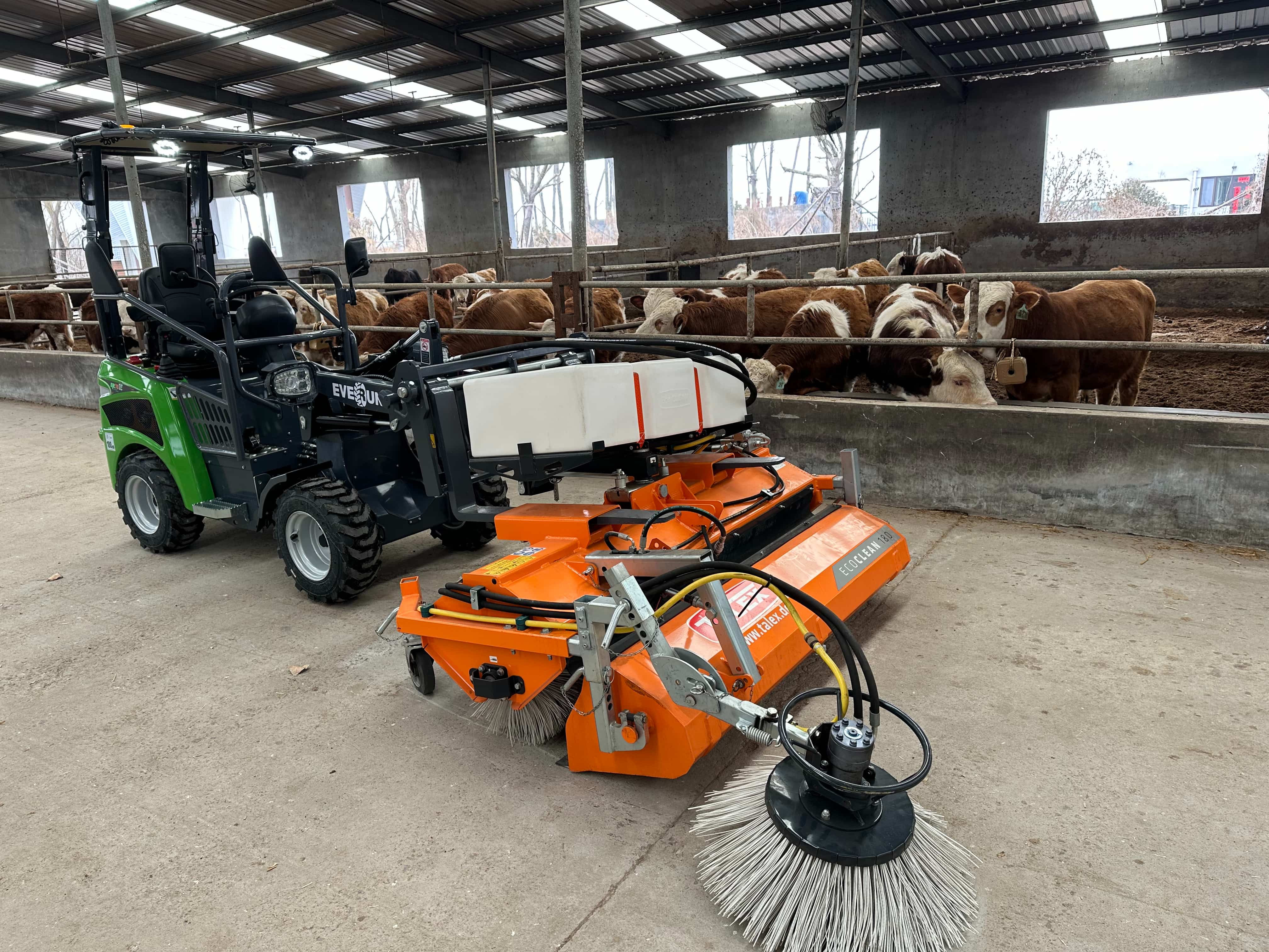 EVERUN ER08E electric wheel loader at work