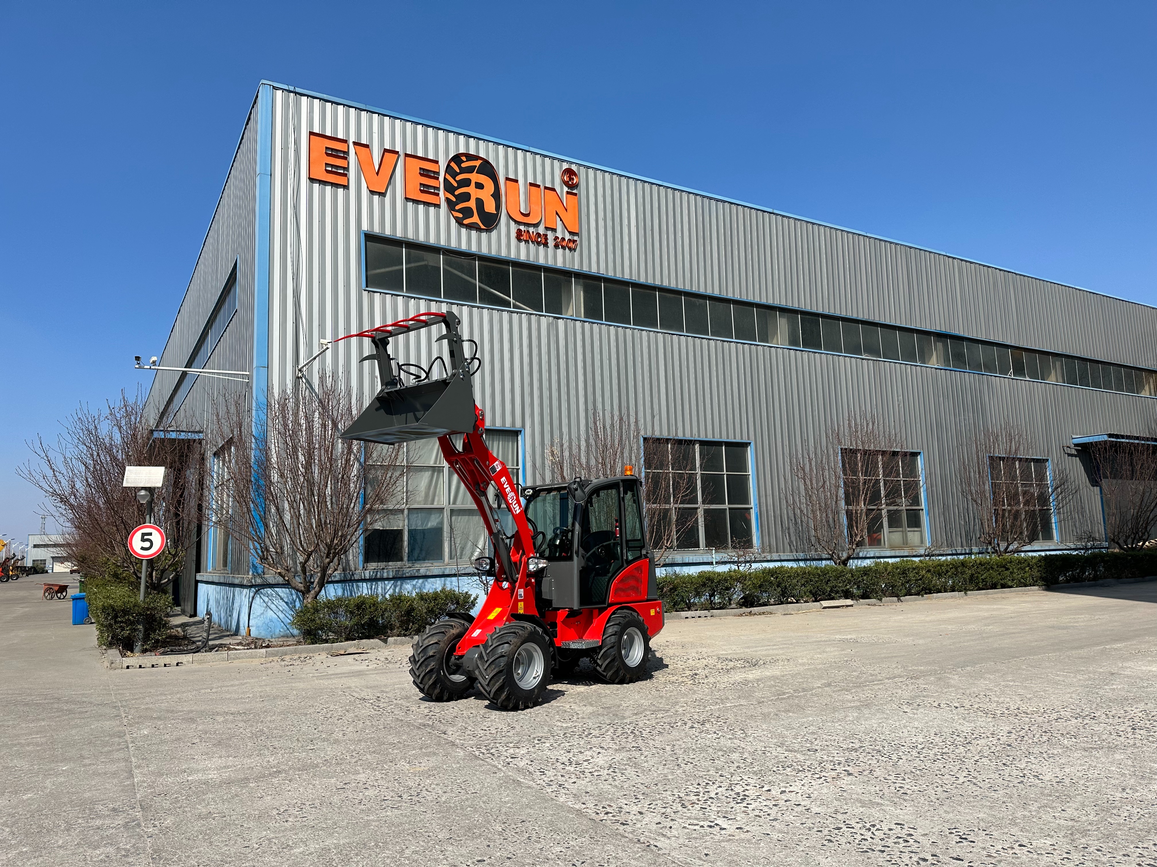 EVERUN ER11H compact wheel loader with Kubota Euro V engine