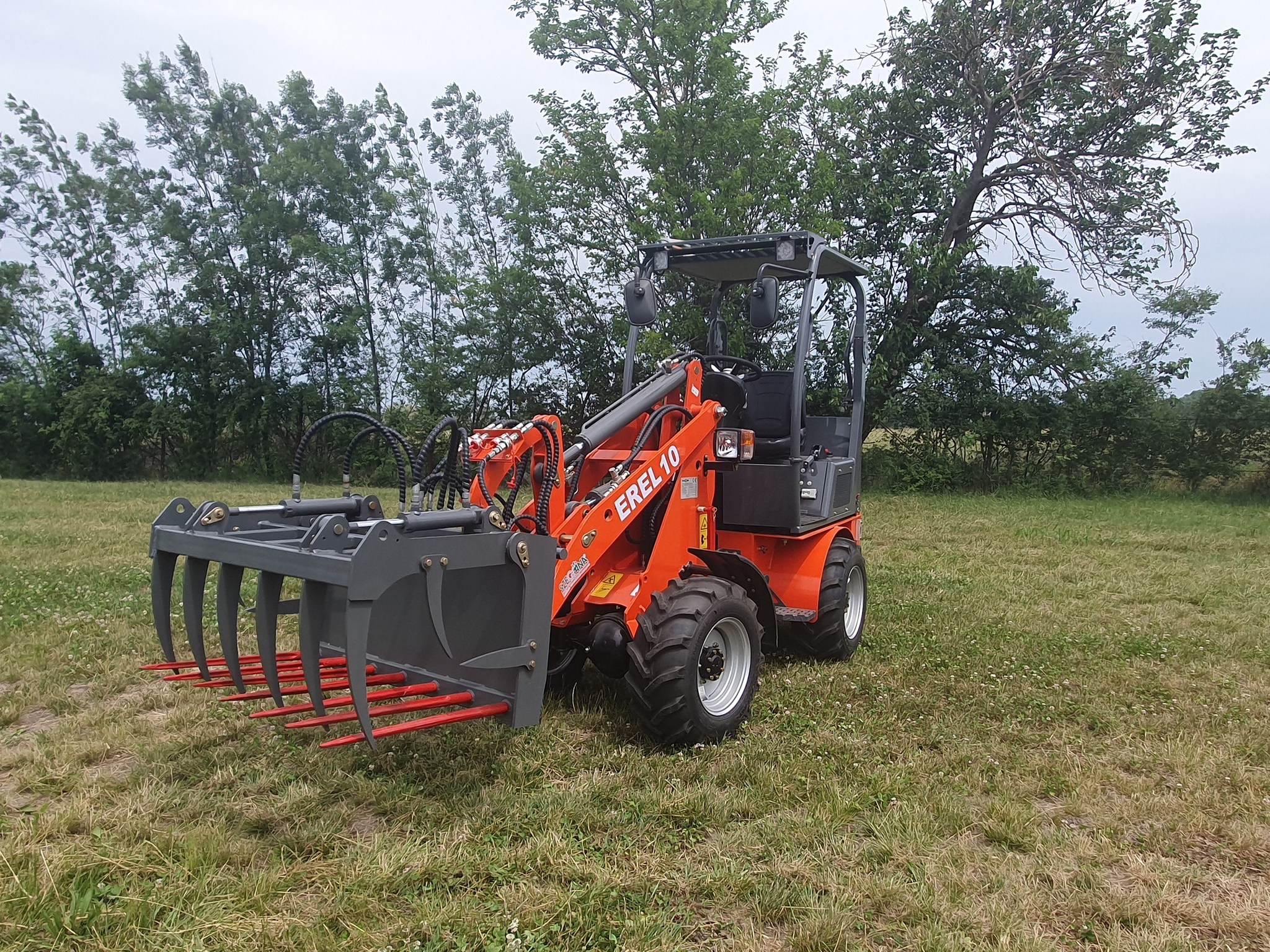 EREL10 electric compact wheel loader battery and charging configuration