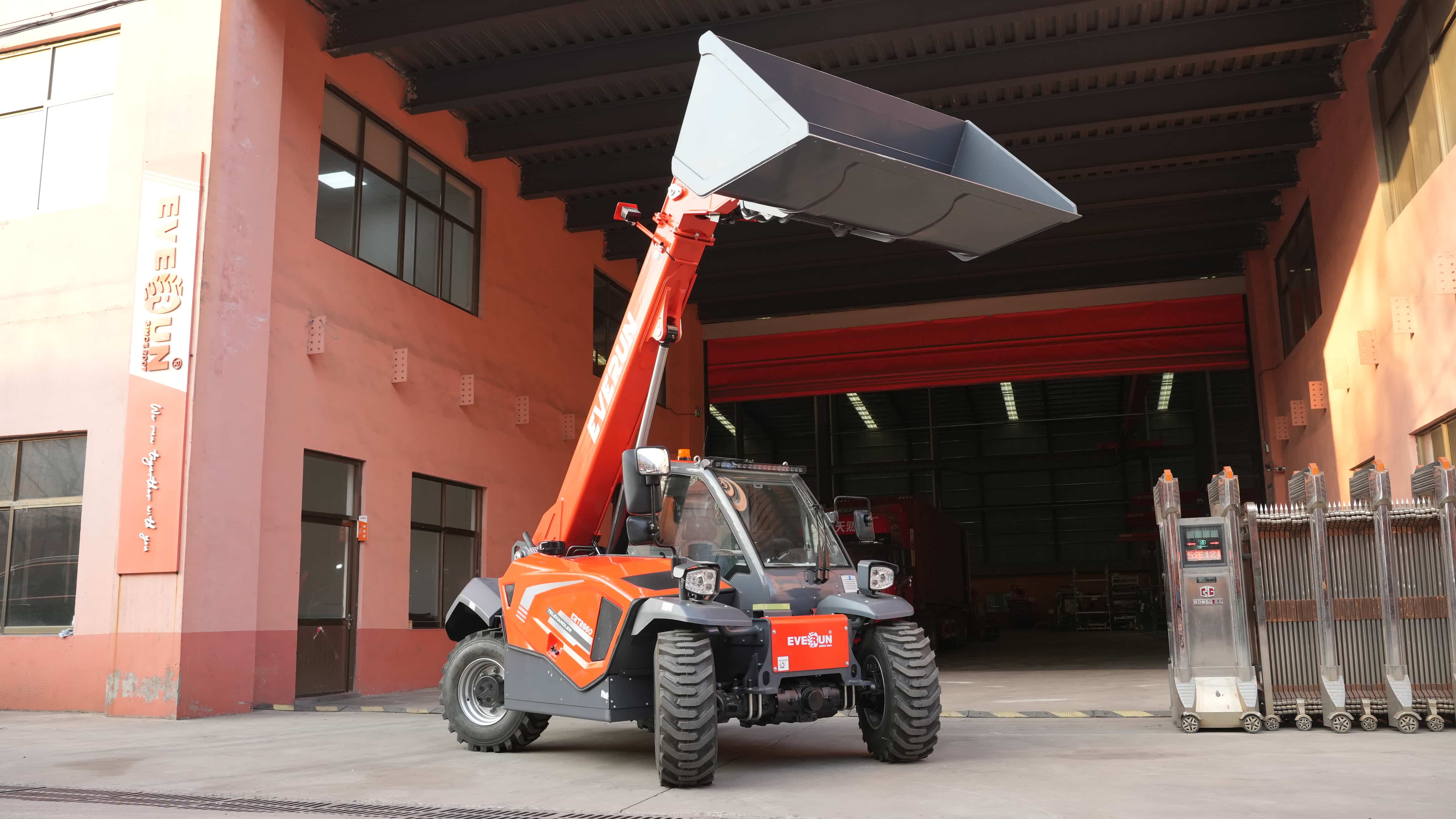 EVERUN ERT2860 telescopic wheel loader during operation