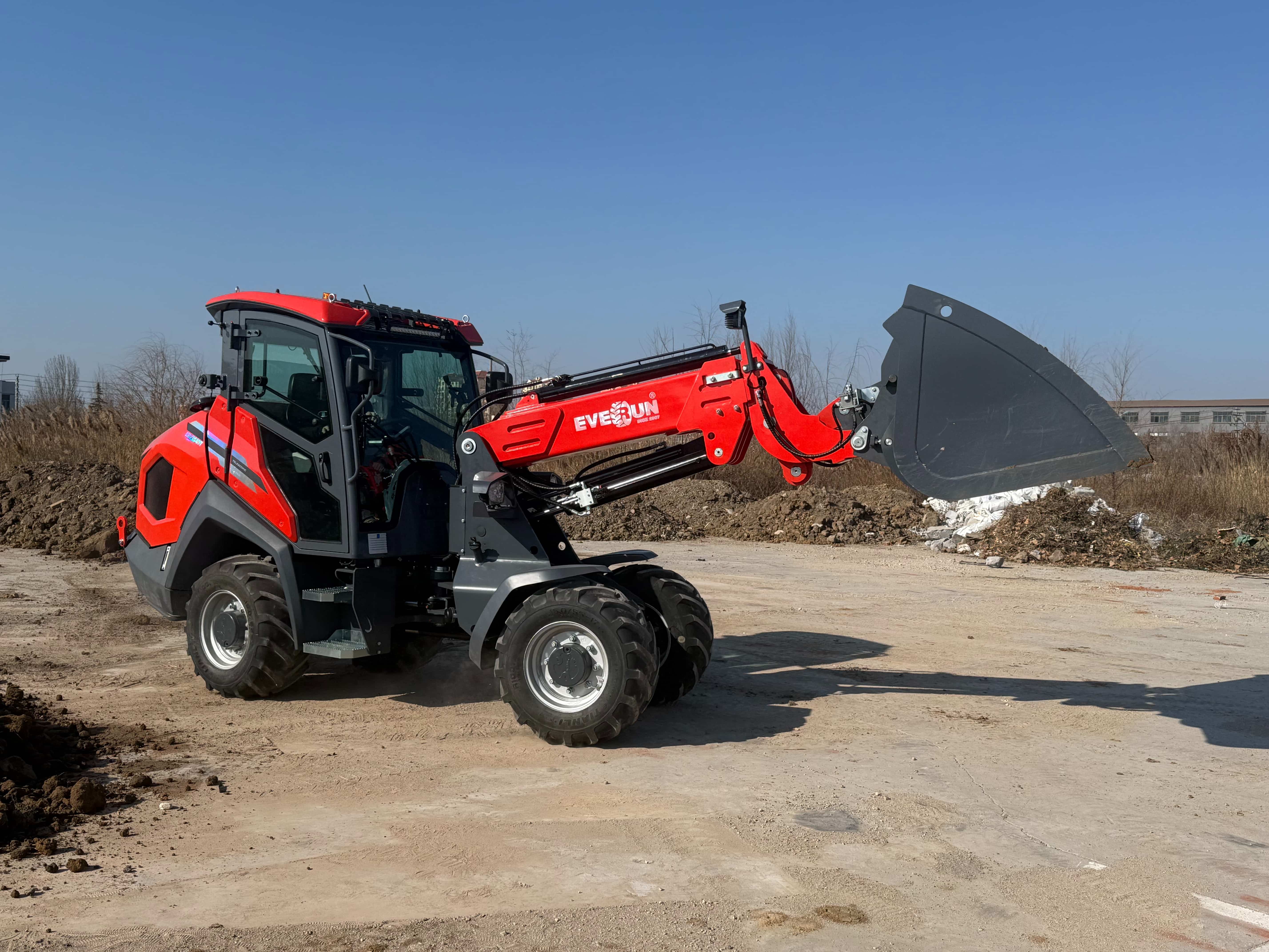 EVERUN ERW2640T compact wheel loader in action