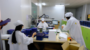 Cmoonlight's R&D team is discussing innovative solar streetlights.