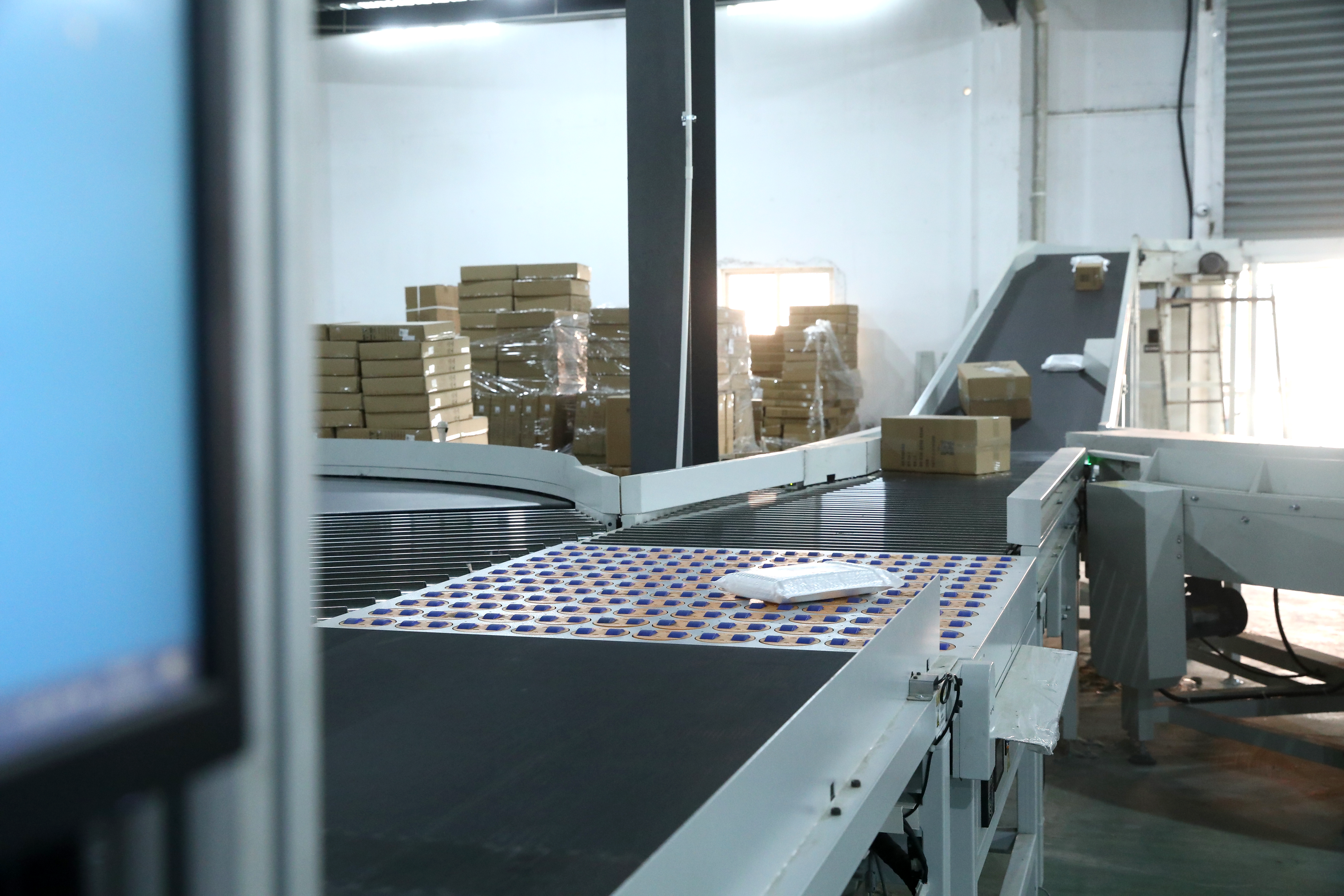 High-efficiency conveyor sorting line used for consistent plastic home storage production output