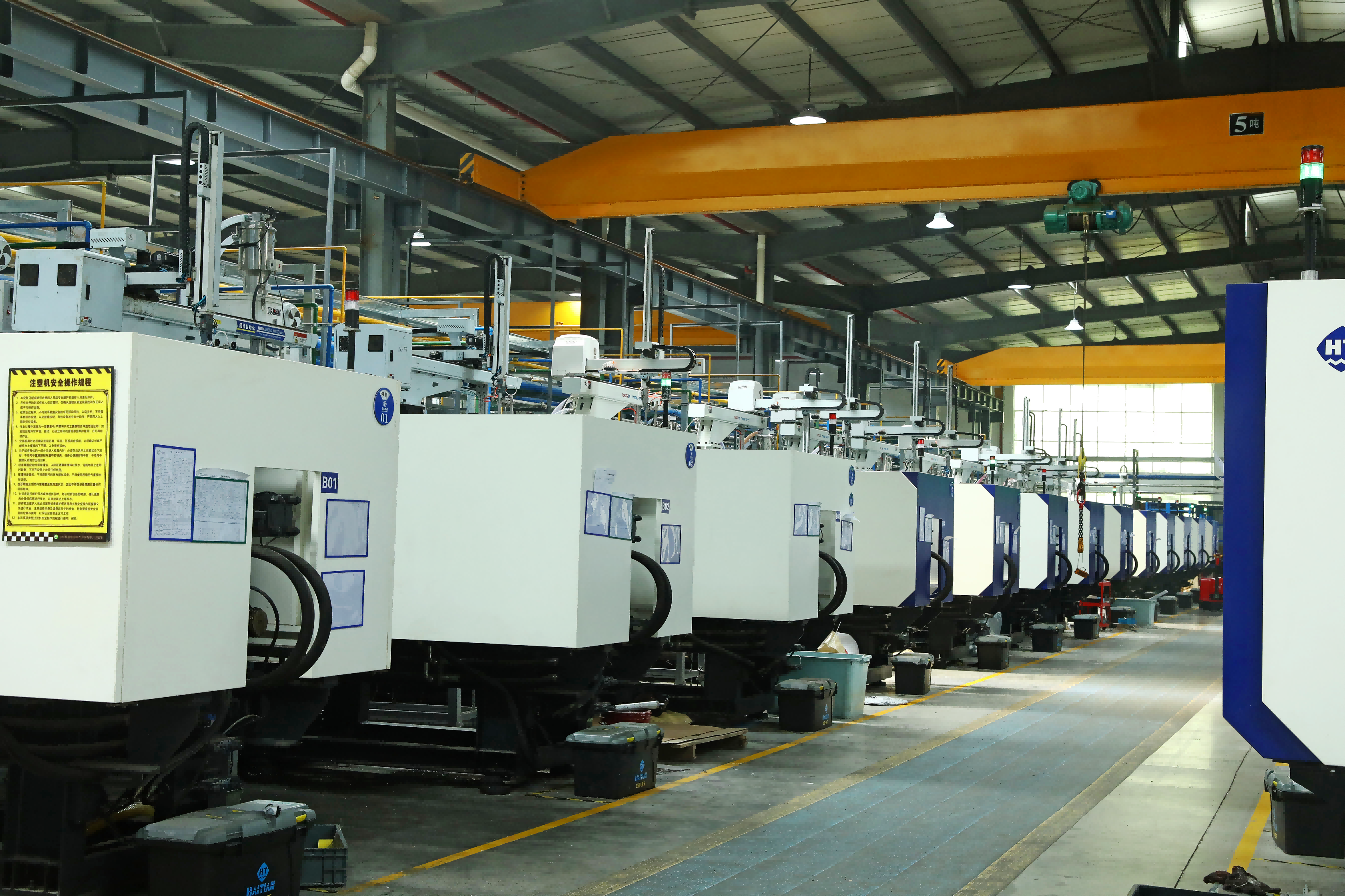 Advanced injection molding workshop for plastic home storage production