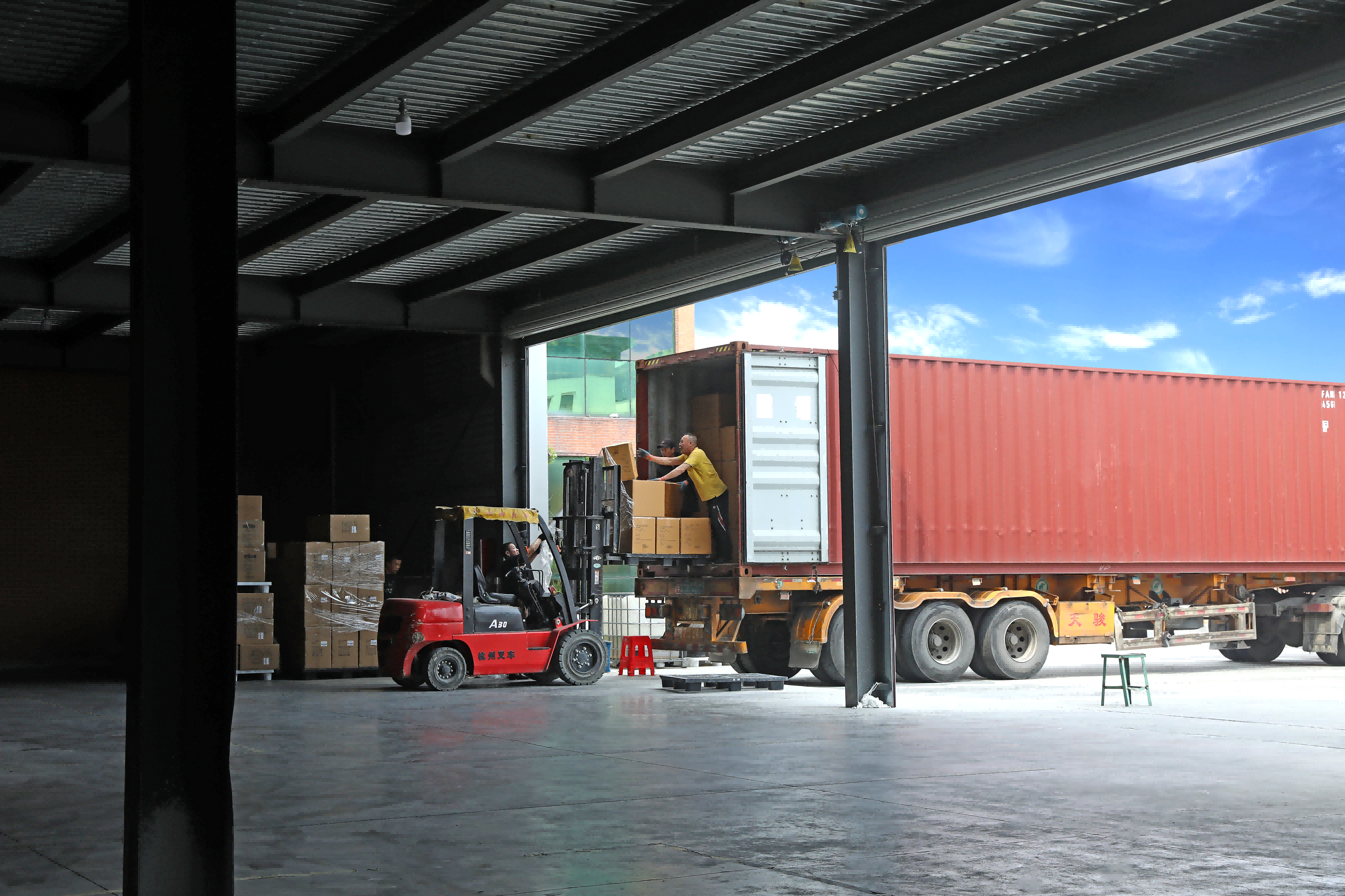 Professional container loading for global export at Xinhai