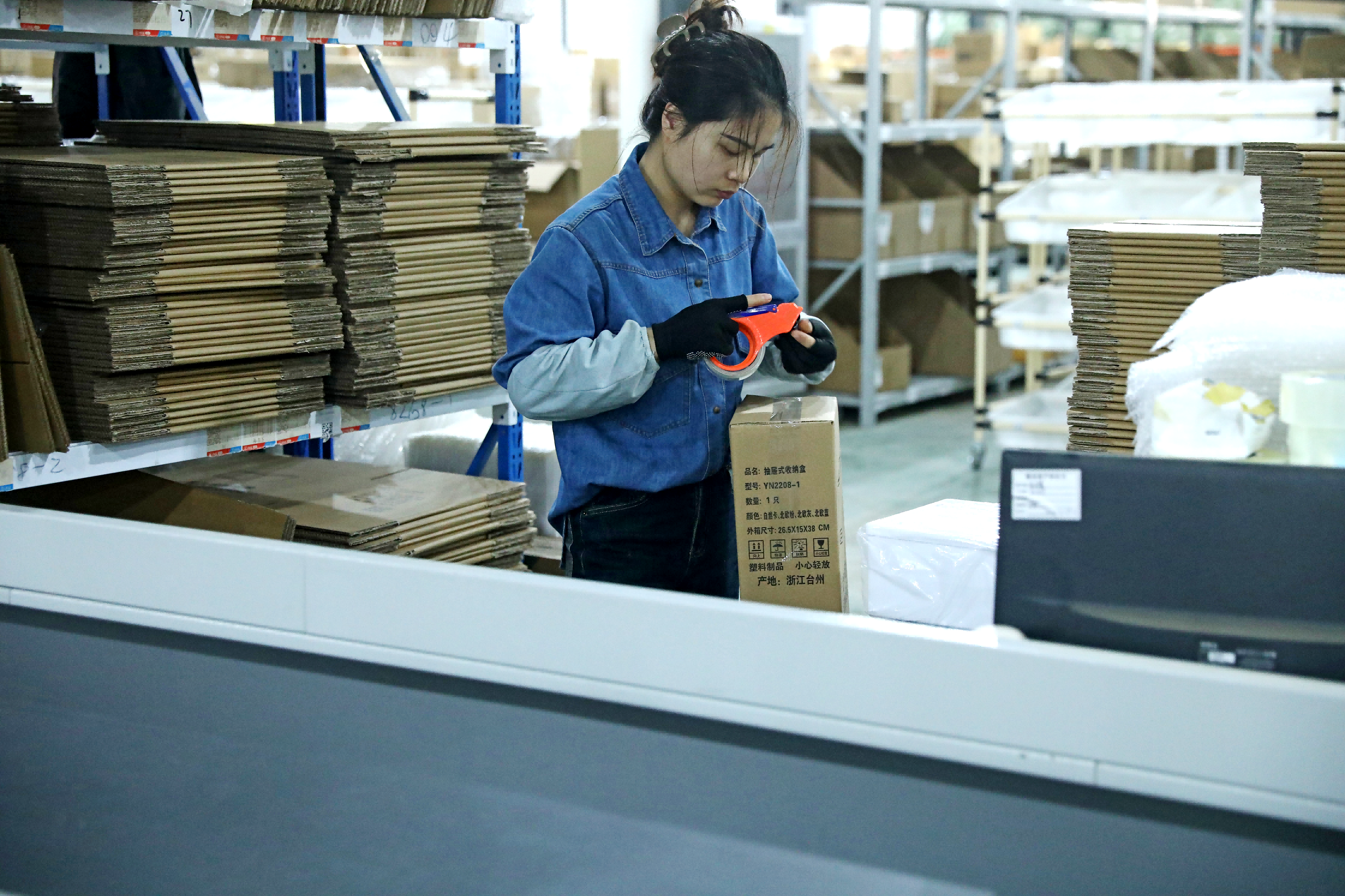Manual inspection and precision packaging at the Xinhai factory