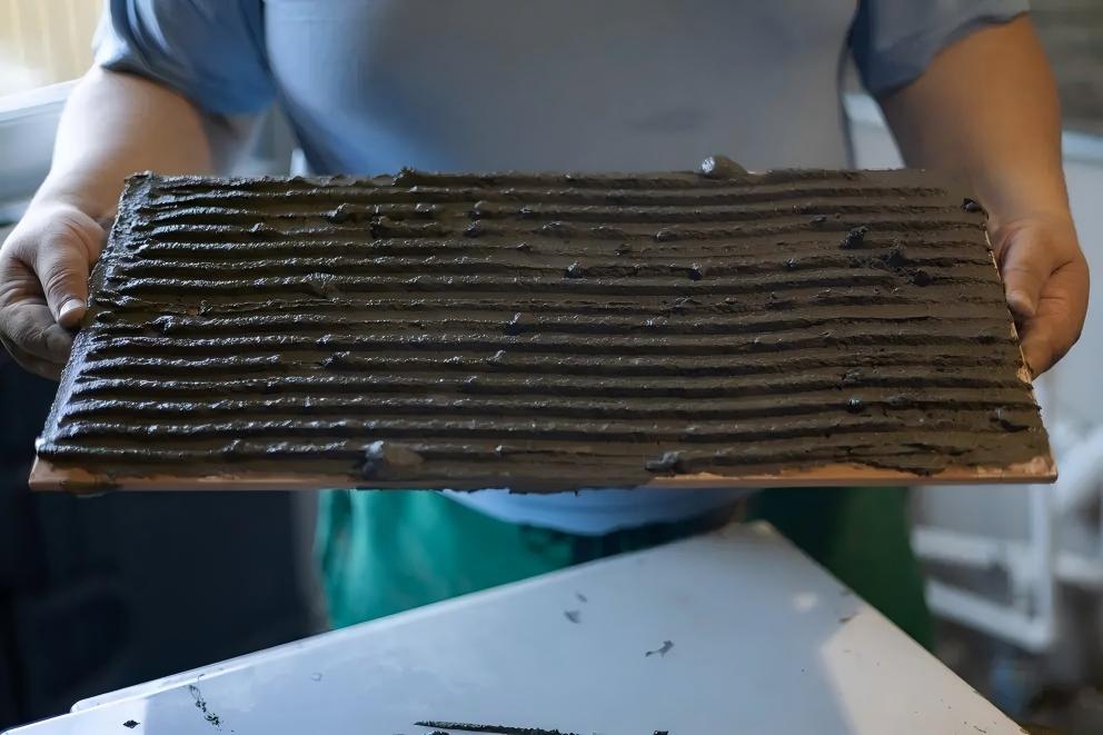 Application of a cement-based tile adhesive mortar containing redispersible polymer powder