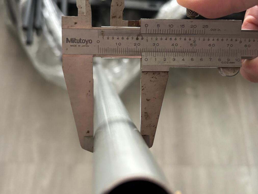 Comparison diagram showing MARVELOUS thicker-diameter tent pole versus traditional pole, indicating 1.5mm larger diameter for better pressure-bearing capacity