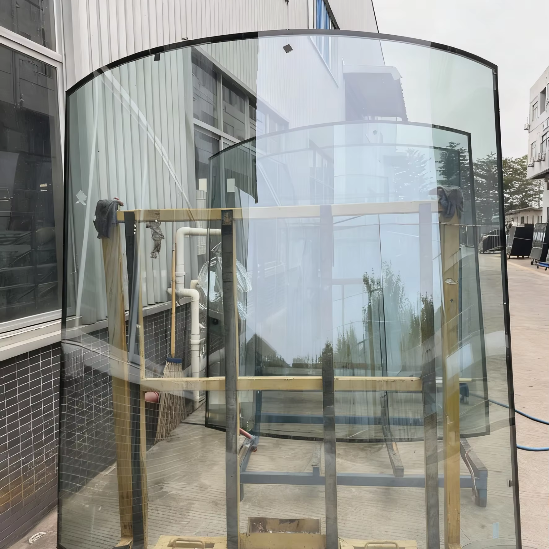 Curved insulating glass product example