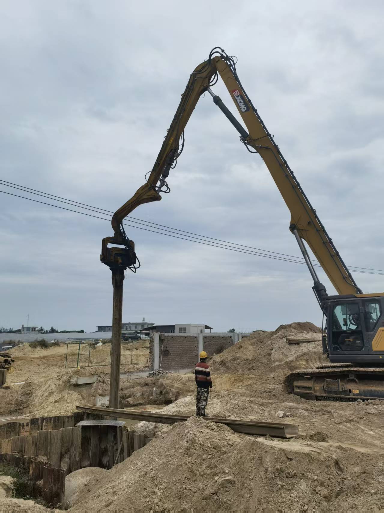 Hydraulic Pile Driver in operation