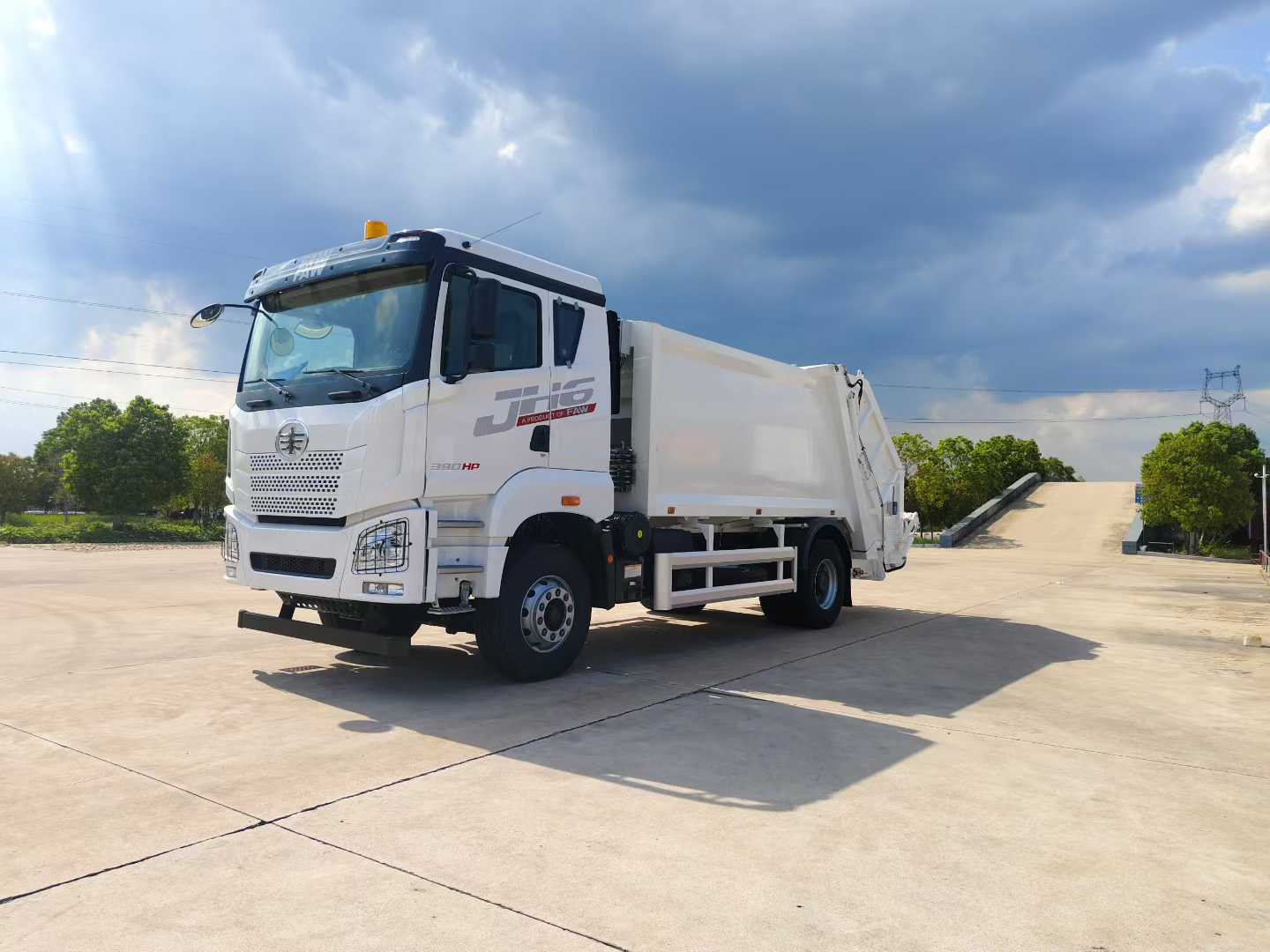 FAW garbage truck configuration for urban waste transport