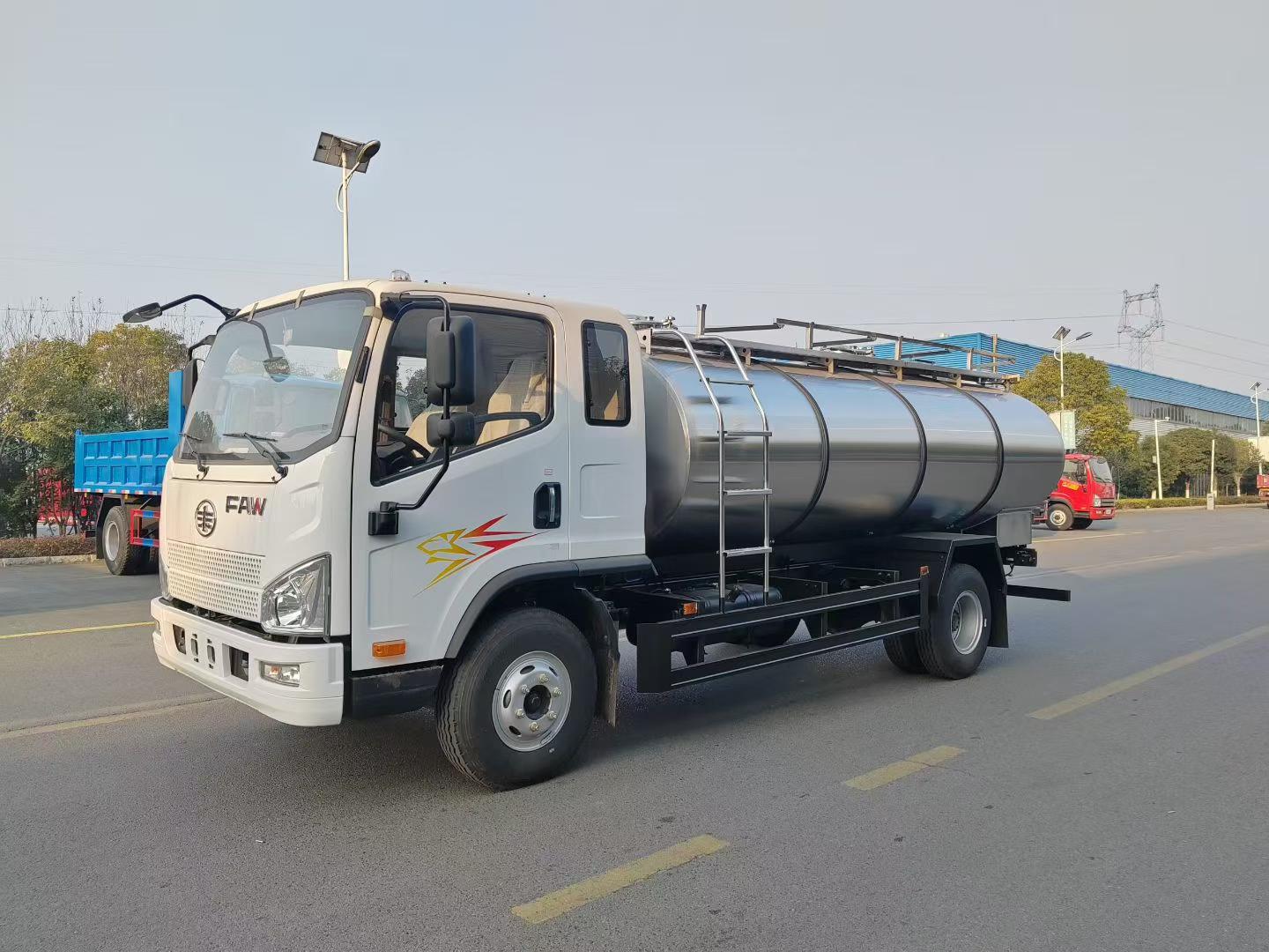 FAW fresh milk transport vehicle with refrigerated body