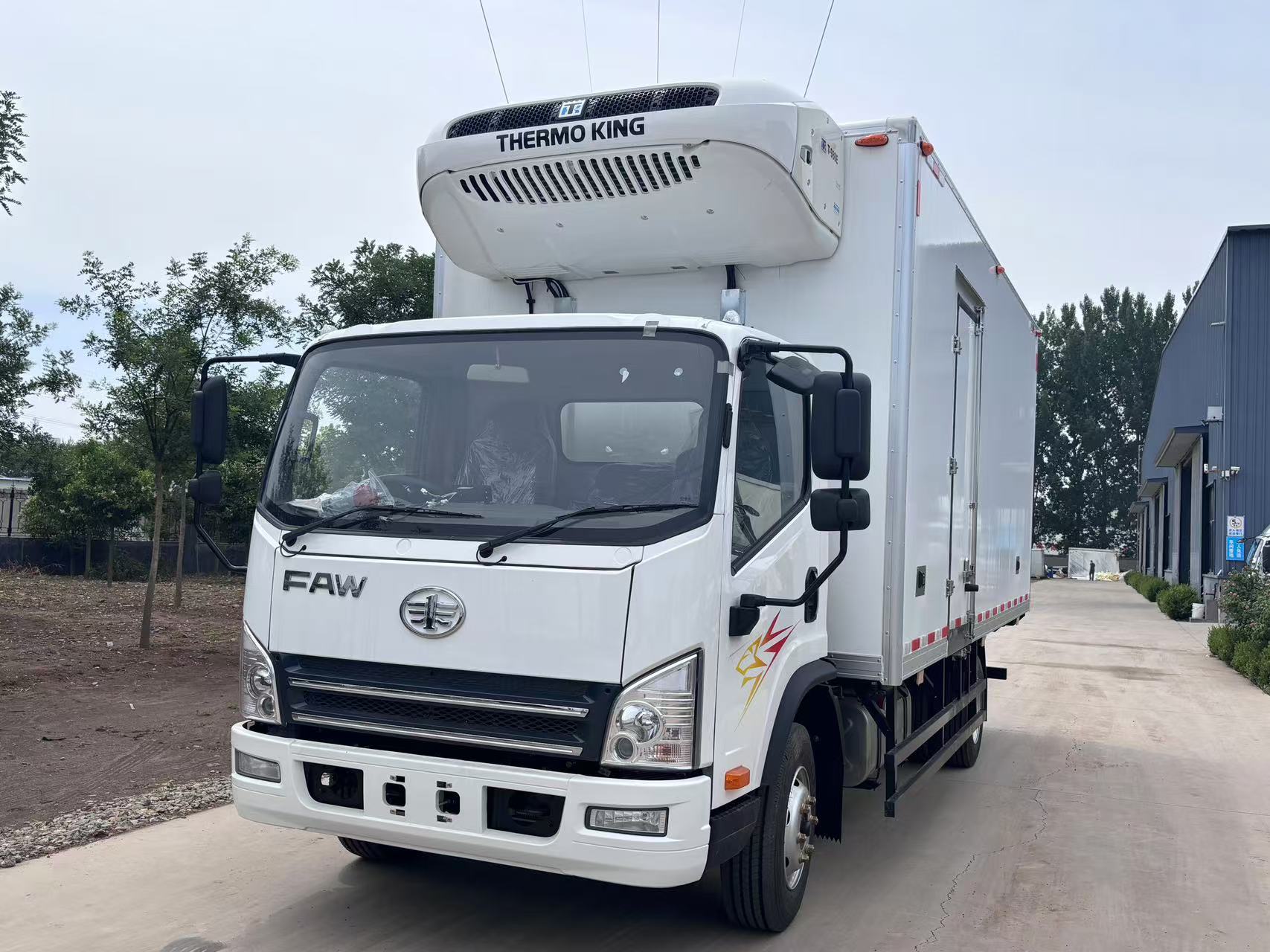 FAW Tiger VN 4X2 refrigerated truck for cold chain distribution