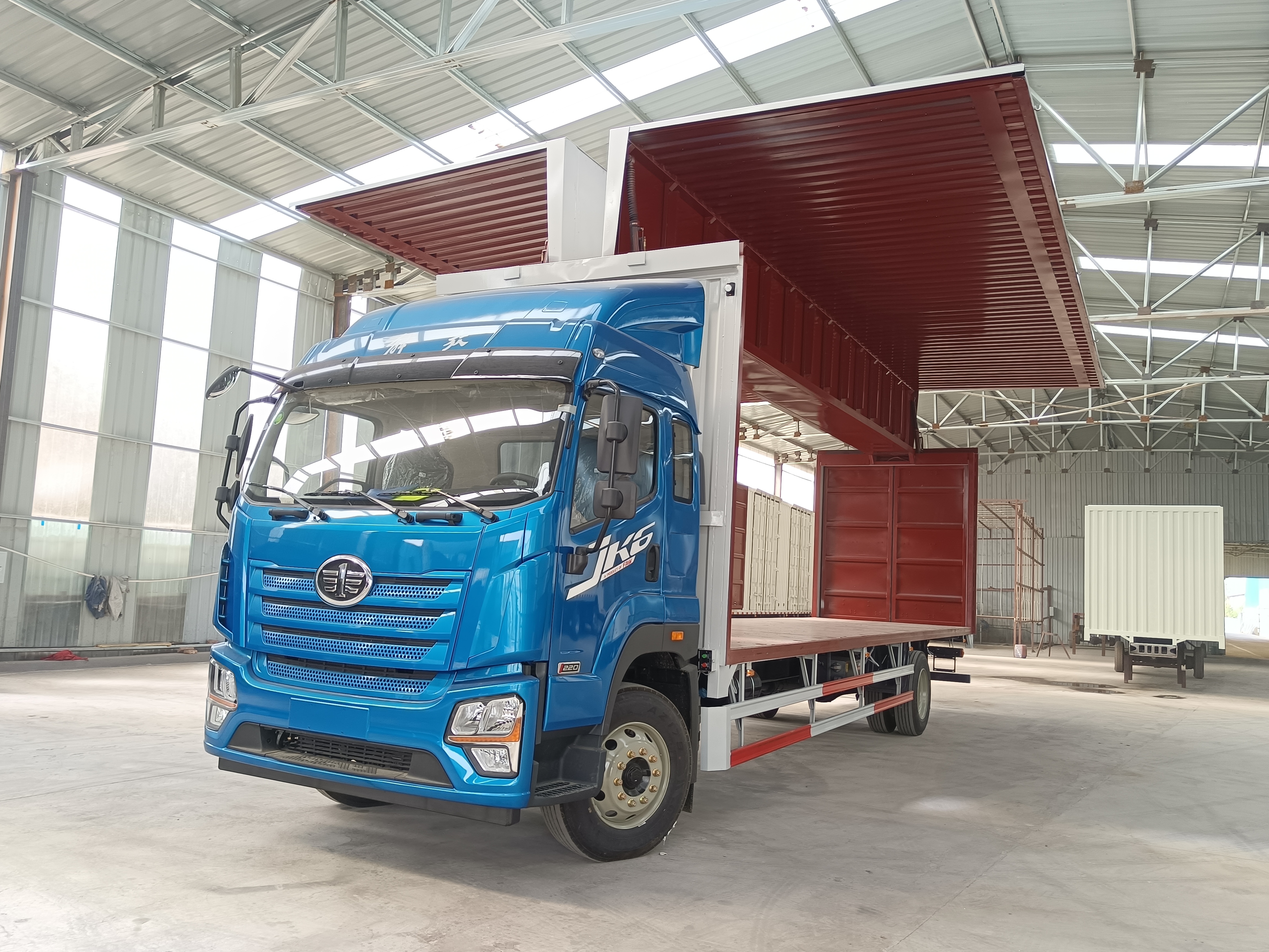 FAW JK6 4x2 wingspan truck for side-loading urban distribution