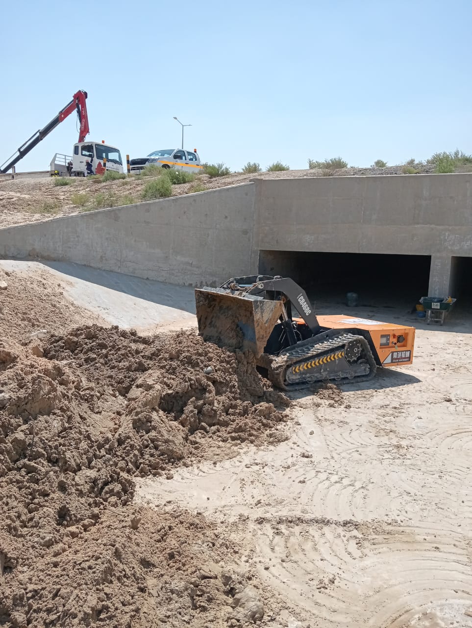 CHARY Minidozer operating in tight workspace