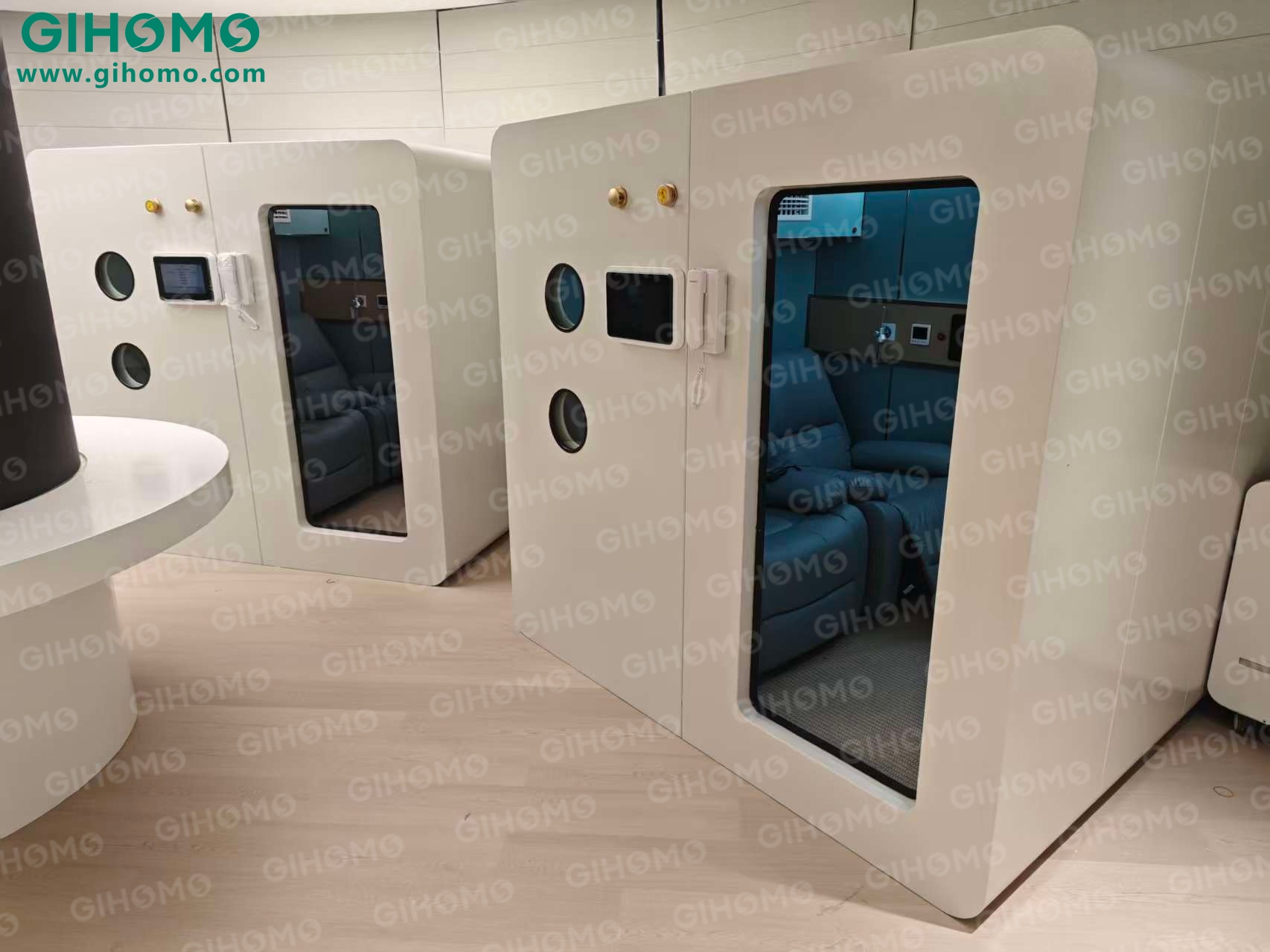 Hyperbaric oxygen chamber for commercial use in a wellness facility