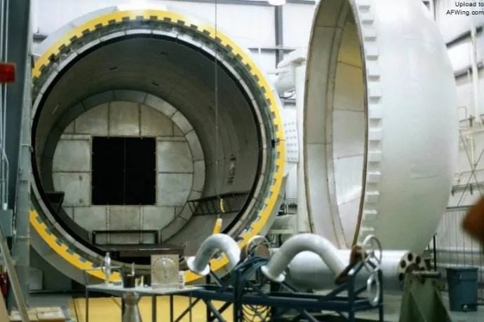 Large capacity composite autoclave for industrial use