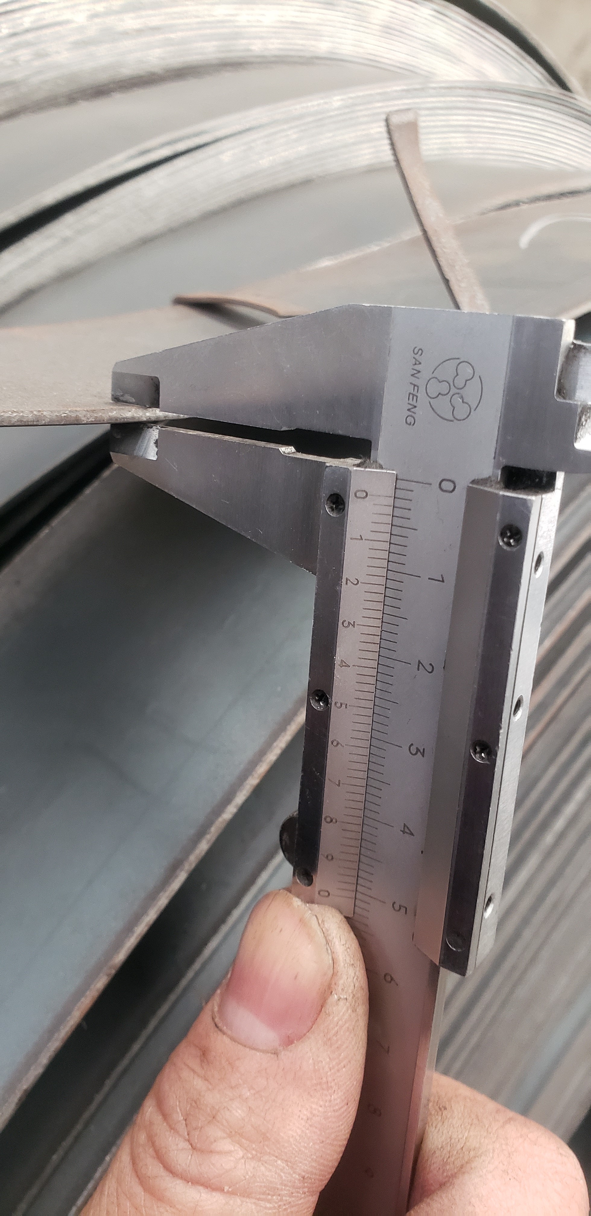 Raw material measurement for wire diameter and steel grade verification