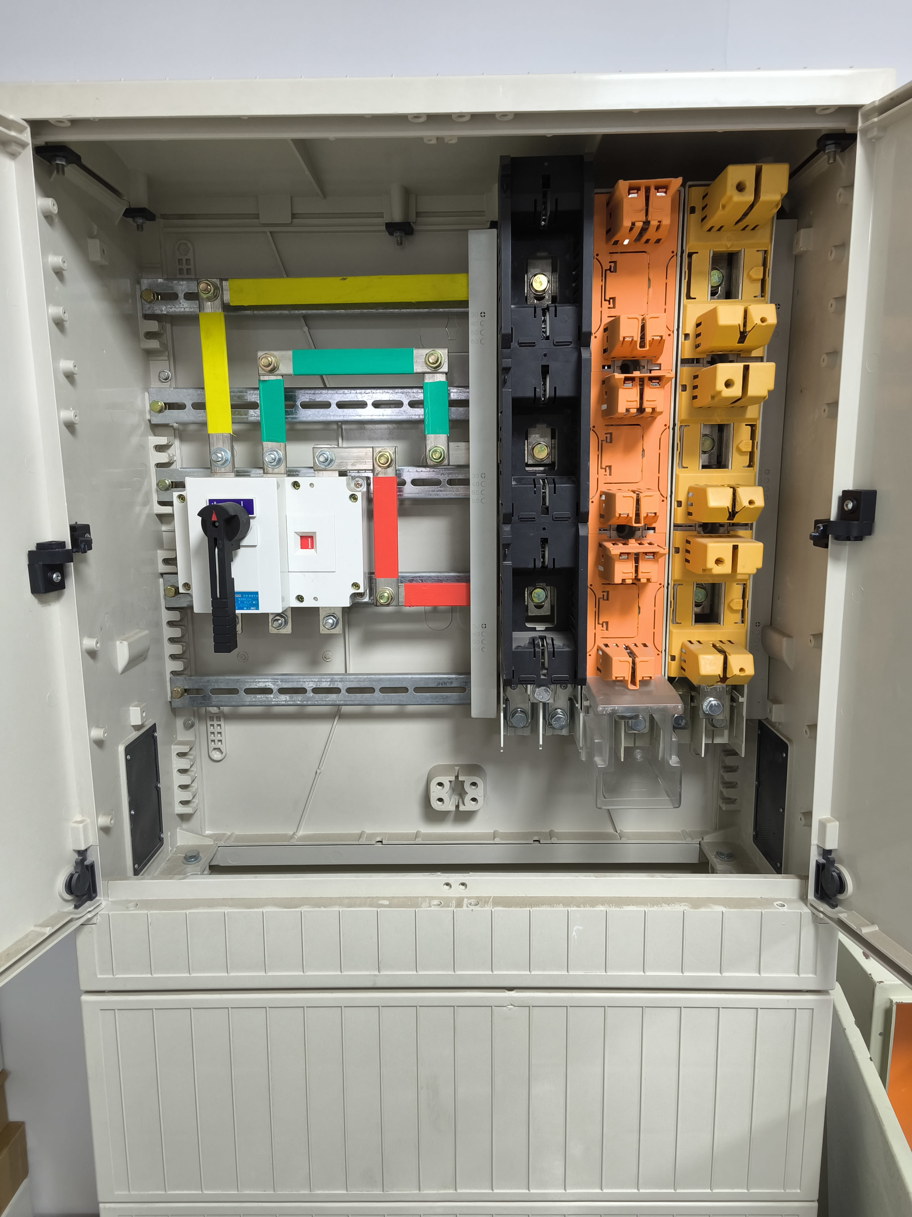 Fuse rail integrated in a low voltage distribution system