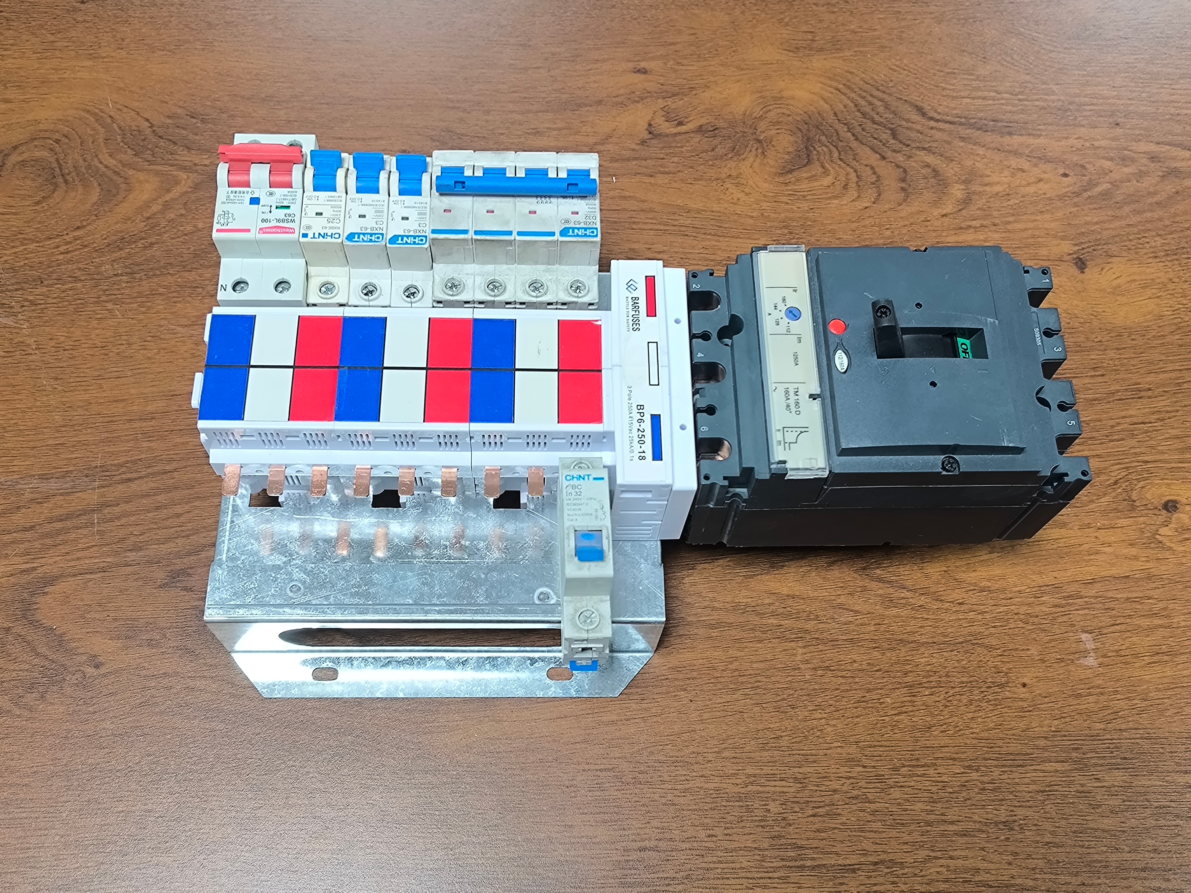 Installation of a low-voltage distribution panel with busbar distribution