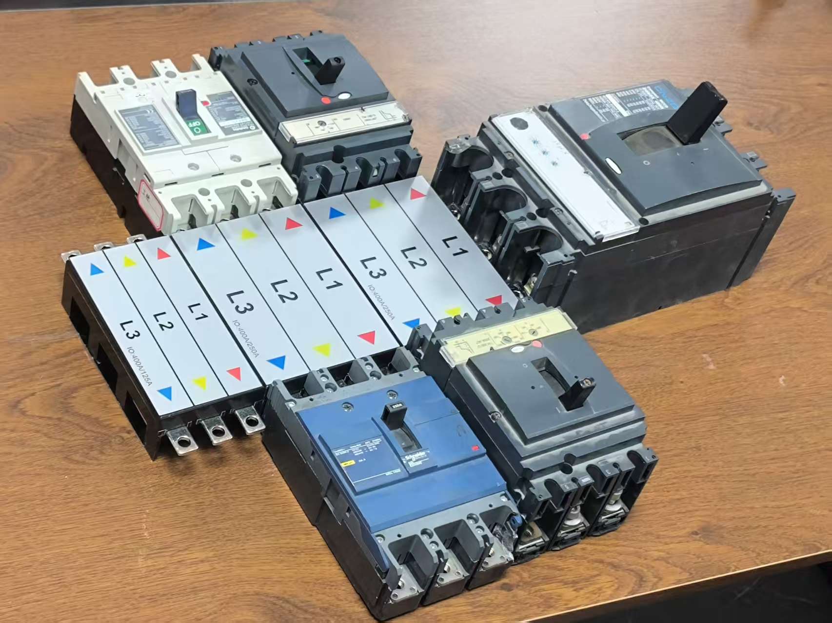 Installation of a pre-assembled pan assembly busbar system inside a low-voltage distribution box
