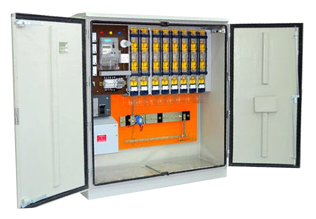 Feeder pillar panel for low-voltage distribution with fuse protection