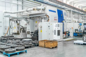 Precision CNC gear grinding equipment for large gears, ring gears, gear shafts, and custom heavy-duty transmission components.