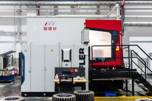 Large CNC gear grinding equipment used for high-precision manufacturing of industrial gears and large transmission components.