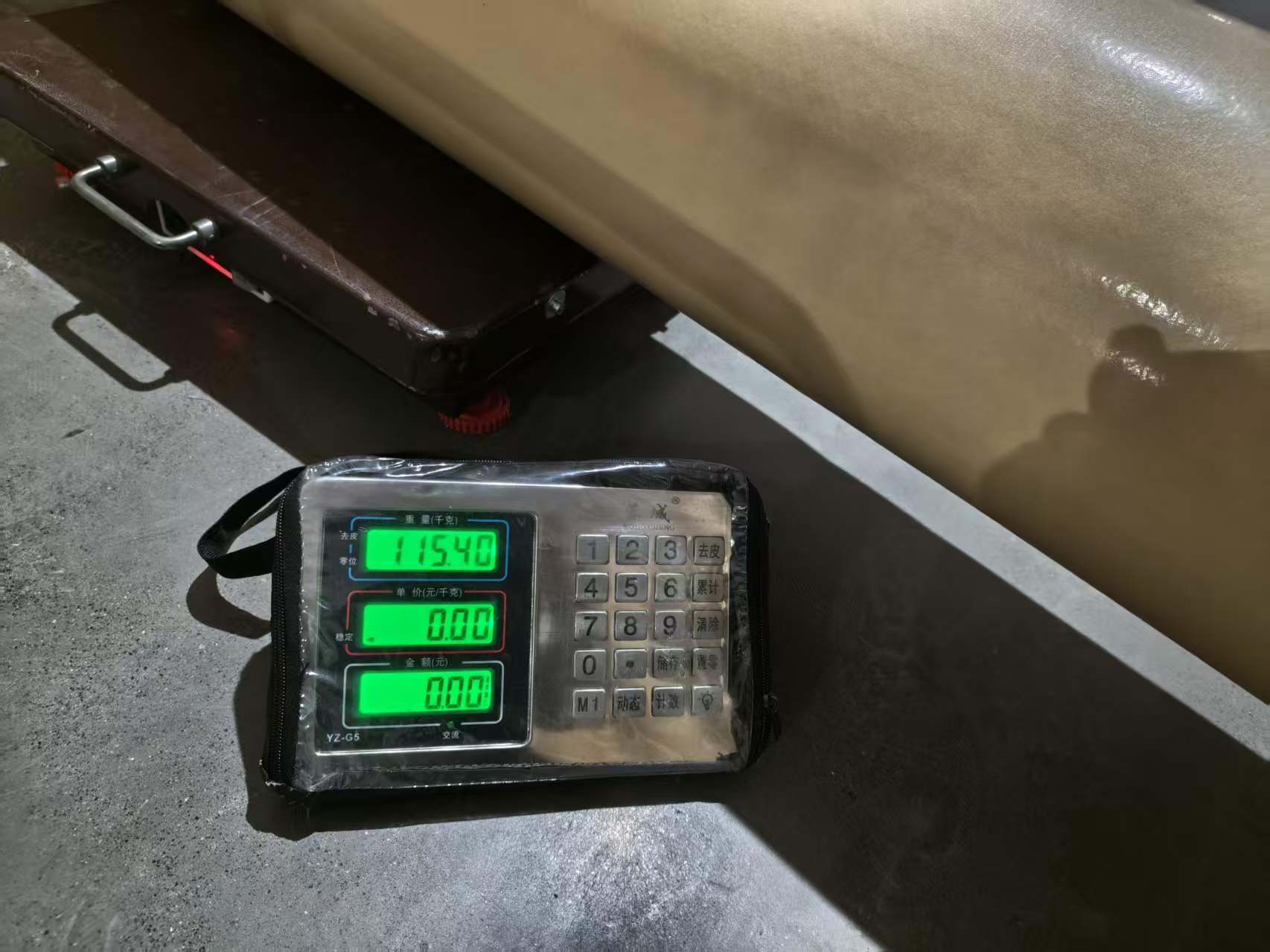 PVC flooring goods inspection and mix-container preparation Inspection of PVC flooring goods before shipment
