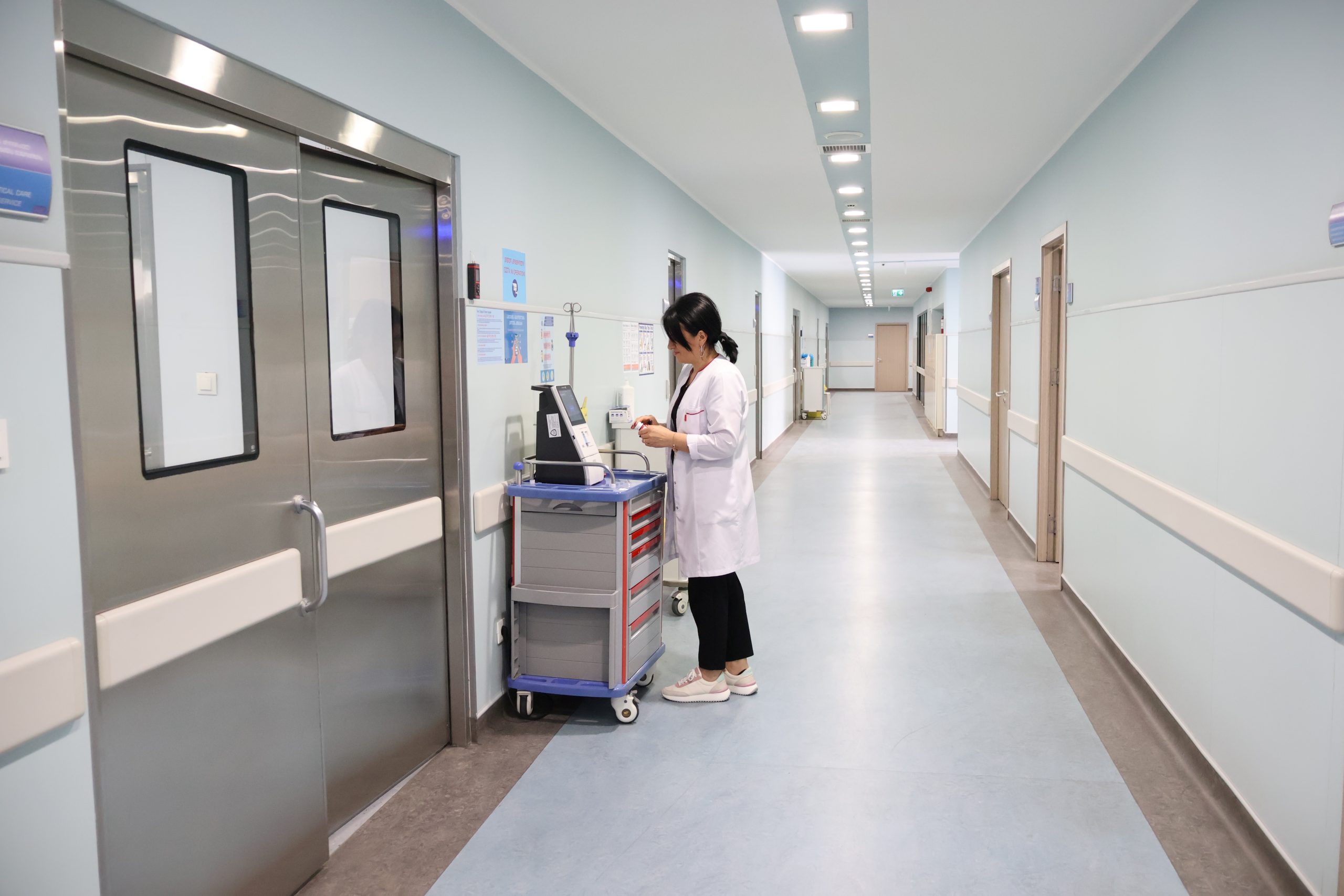 Heat-welded homogeneous vinyl flooring with coved skirting in a hospital project