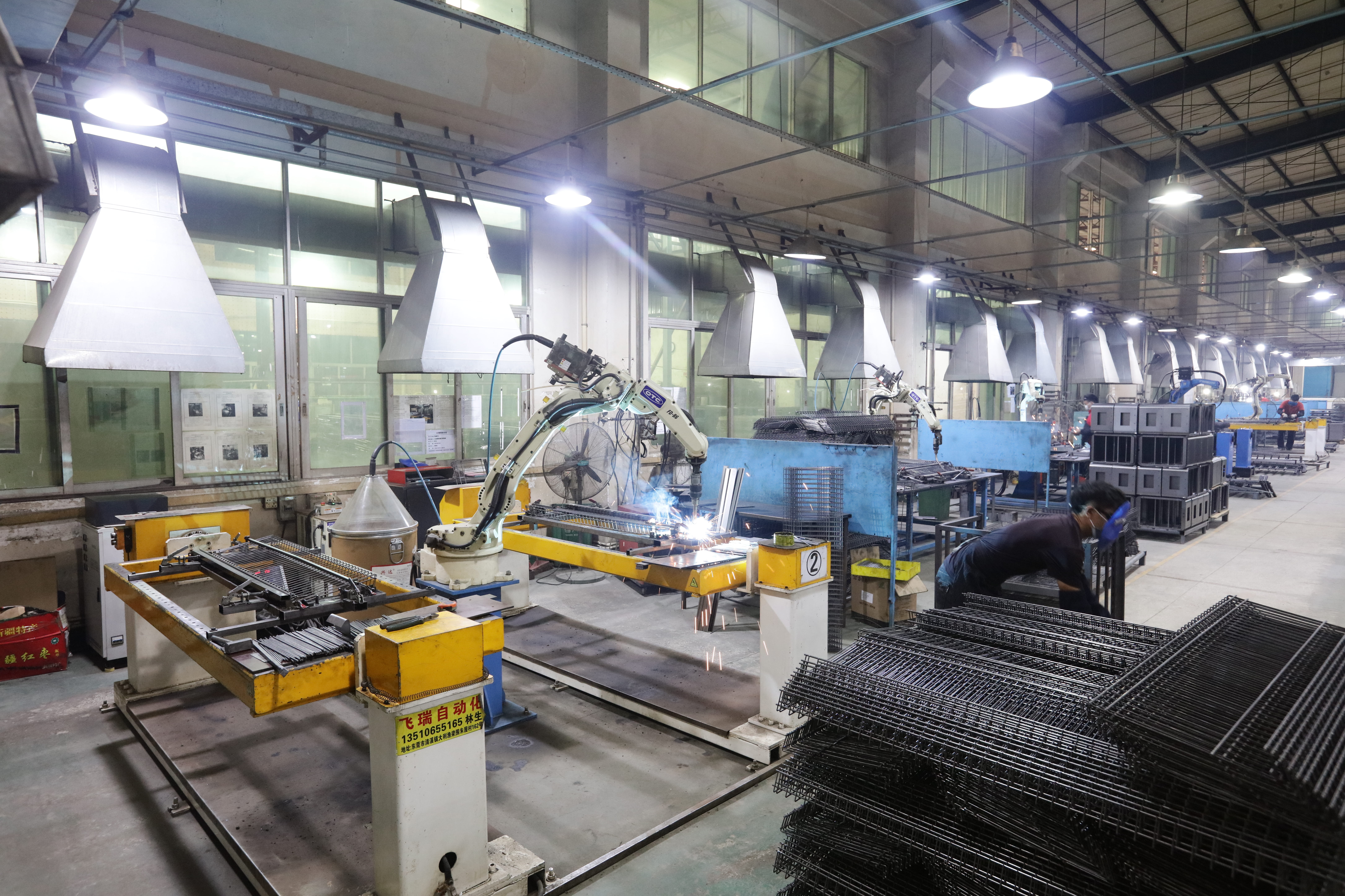 Robotic welding arm in display fixtures manufacturing