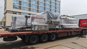 Professional export logistics service, large-scale packaging machinery loading for safe delivery to global markets.