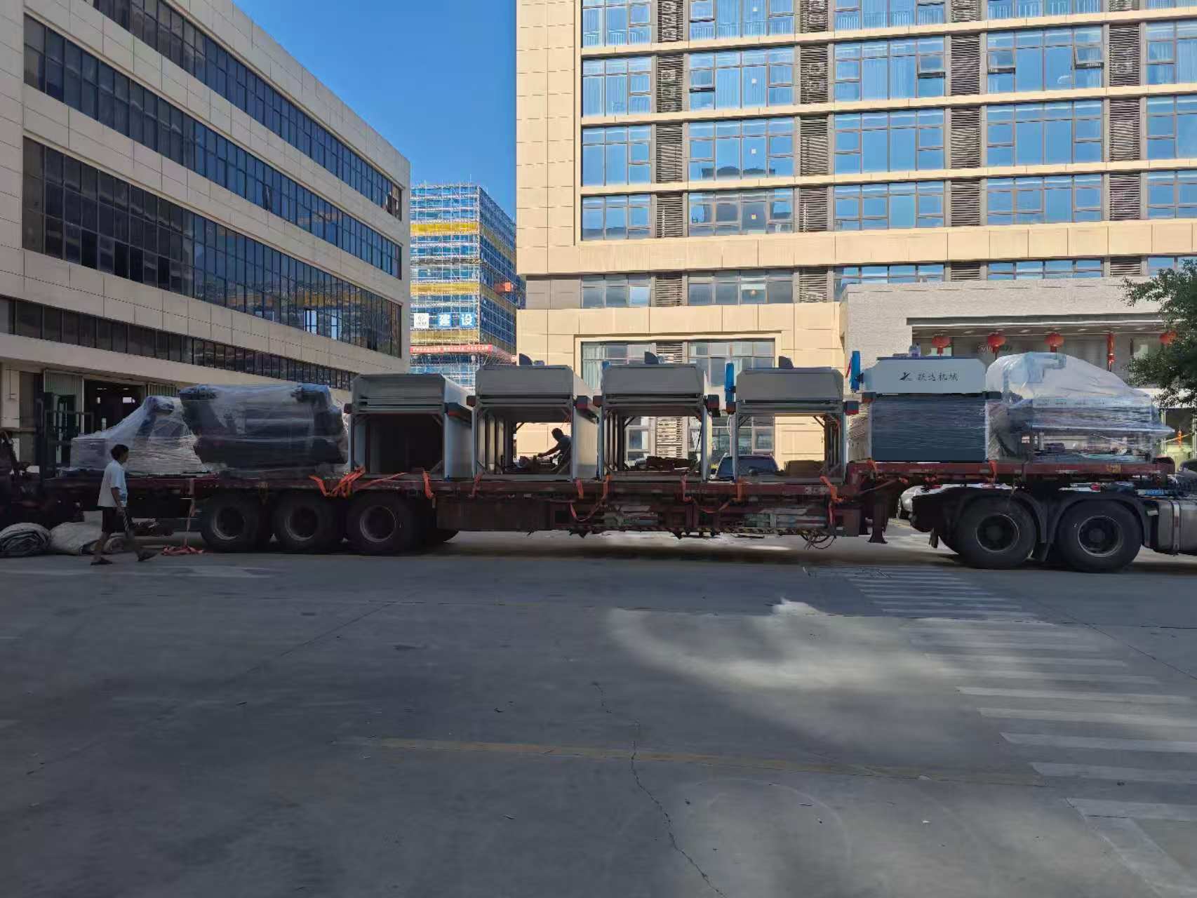 YUEDA factory shipping center preparing metalized paper laminating machines for global delivery