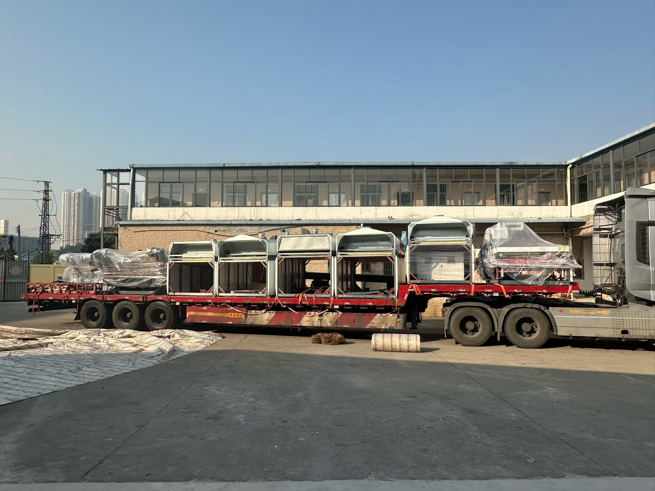 Organized loading of multiple metalized paper laminating and sheet cutting machines for export delivery