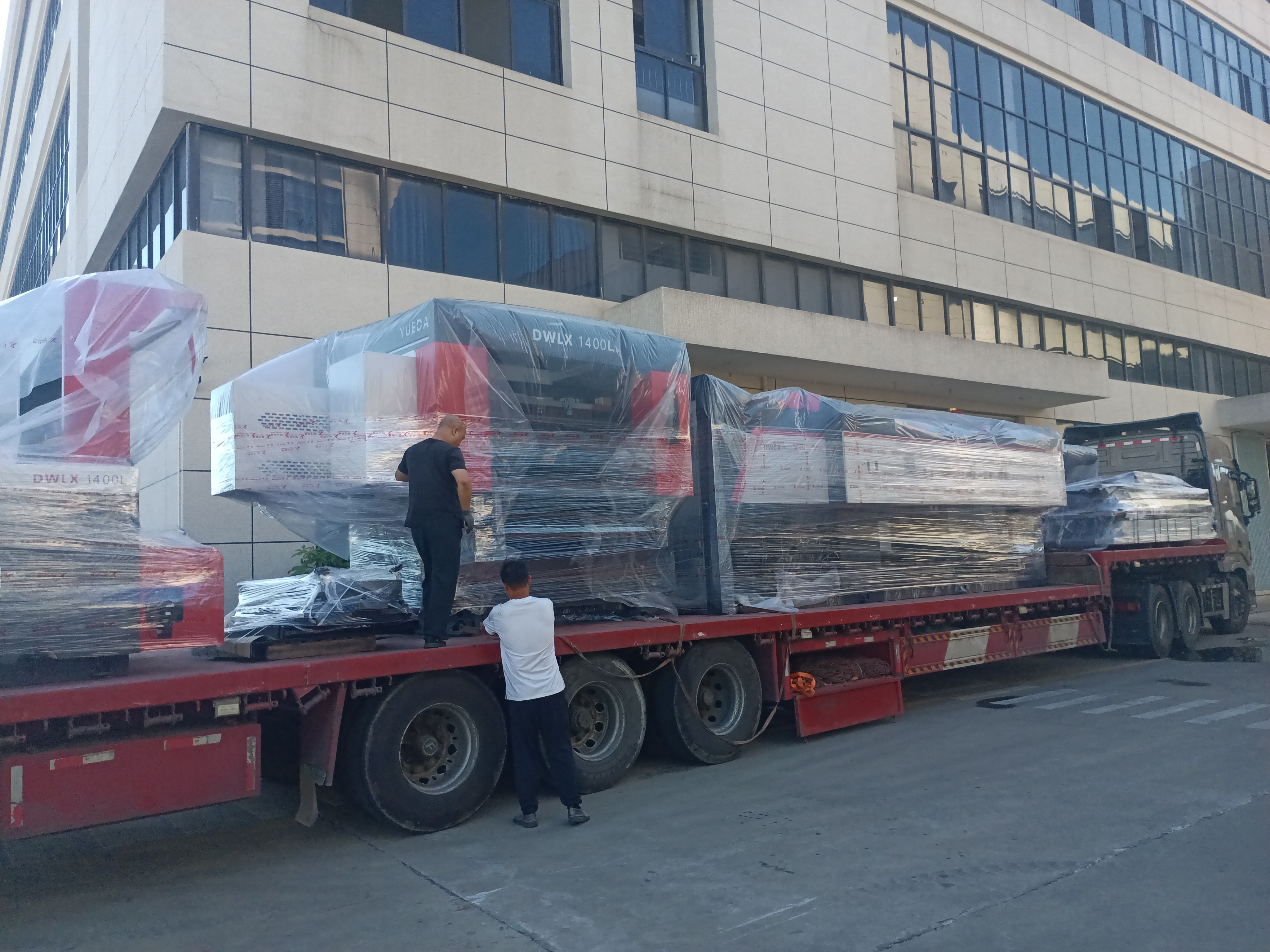 Professional loading of a large coating laminating machine for overseas delivery
