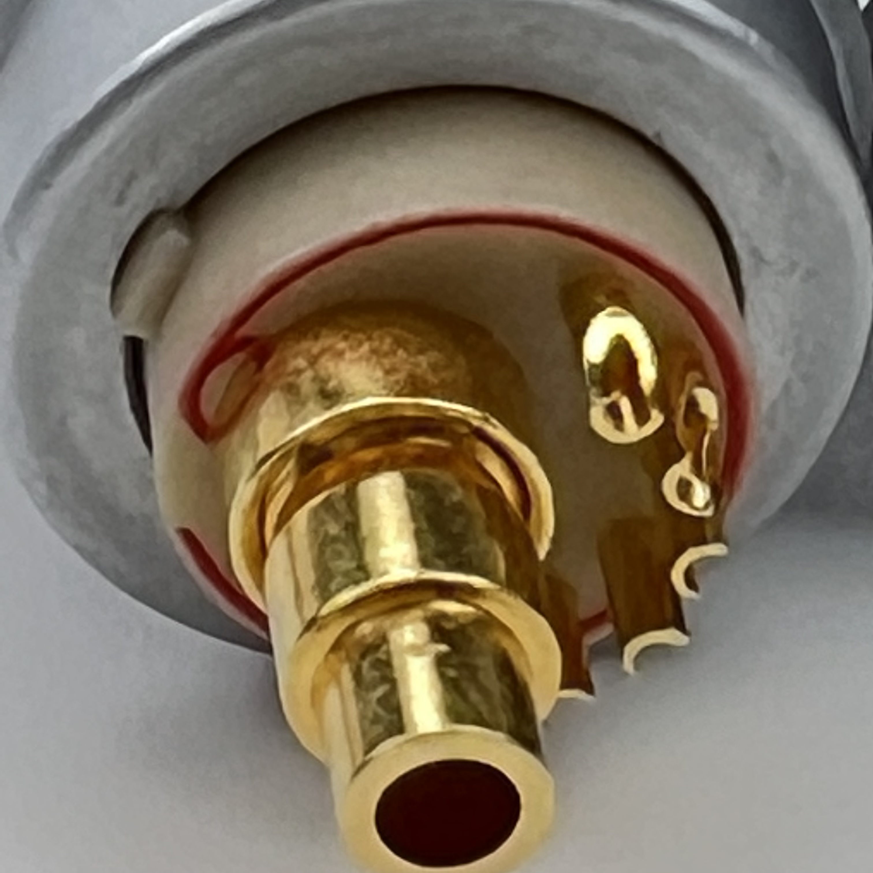Gold-plated contact surface on BEXKOM push pull connector