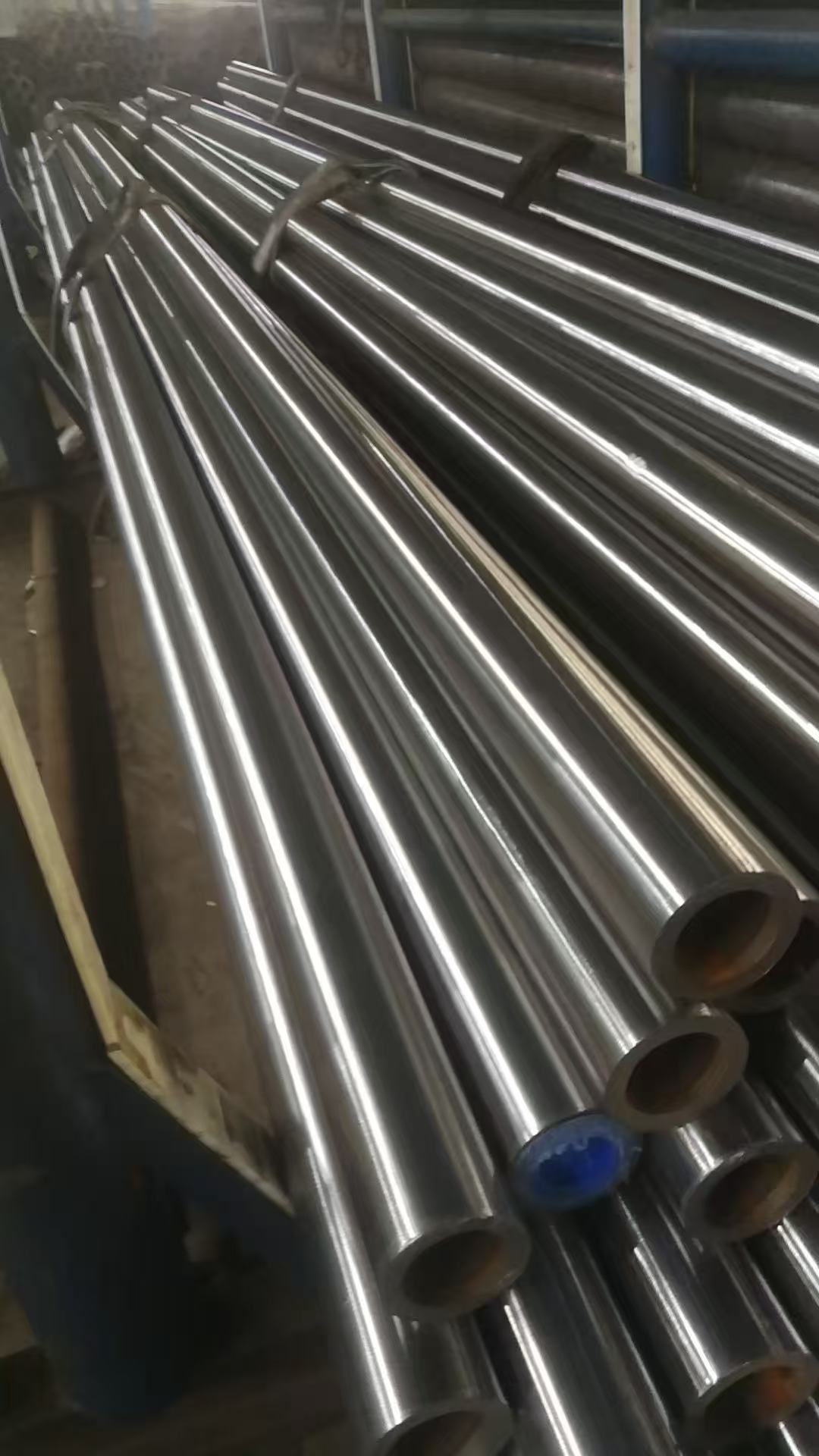 Comparison of steel pipe surface after grinding treatment showing smooth finish